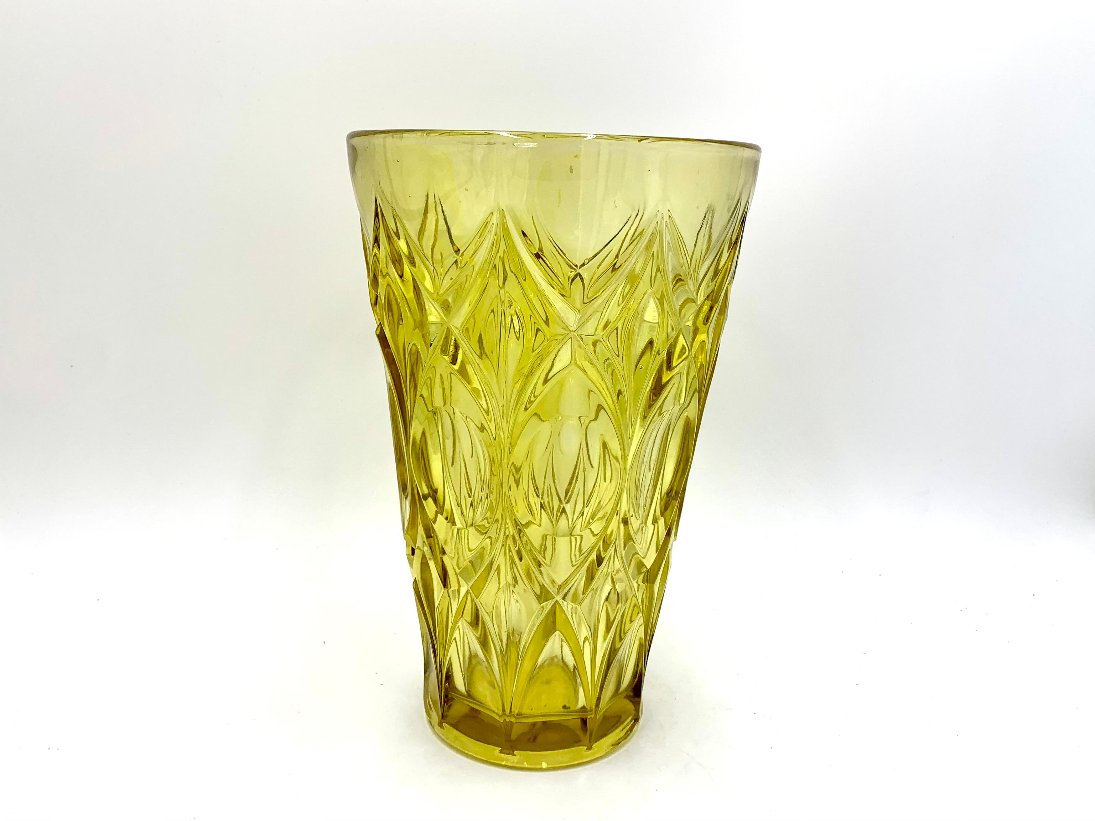 A beautiful large vase made of lemon-colored glass.

Vase made in Italy in the 1970s.

Very good condition, no damage.

Height: 30cm, Diameter: 20cm.

 