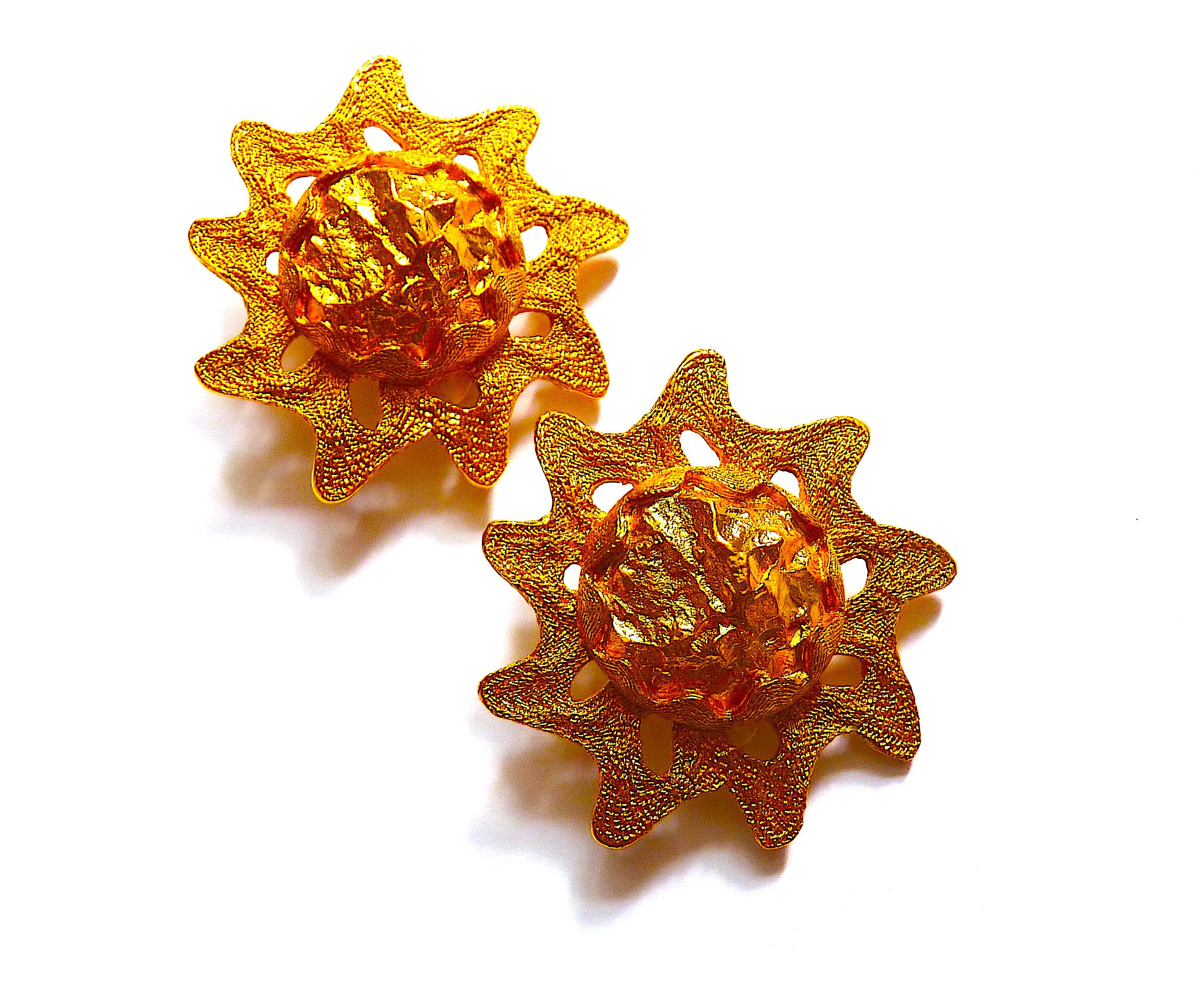 Grandi orecchini a clip Yves Saint Laurent con un sole in metallo traforato color oro, design molto raro degli anni '80!
Firmato YSL Made in France sul retro

Un'incredibile idea regalo di Natale per gli amanti dei gioielli di lusso e dell'alta