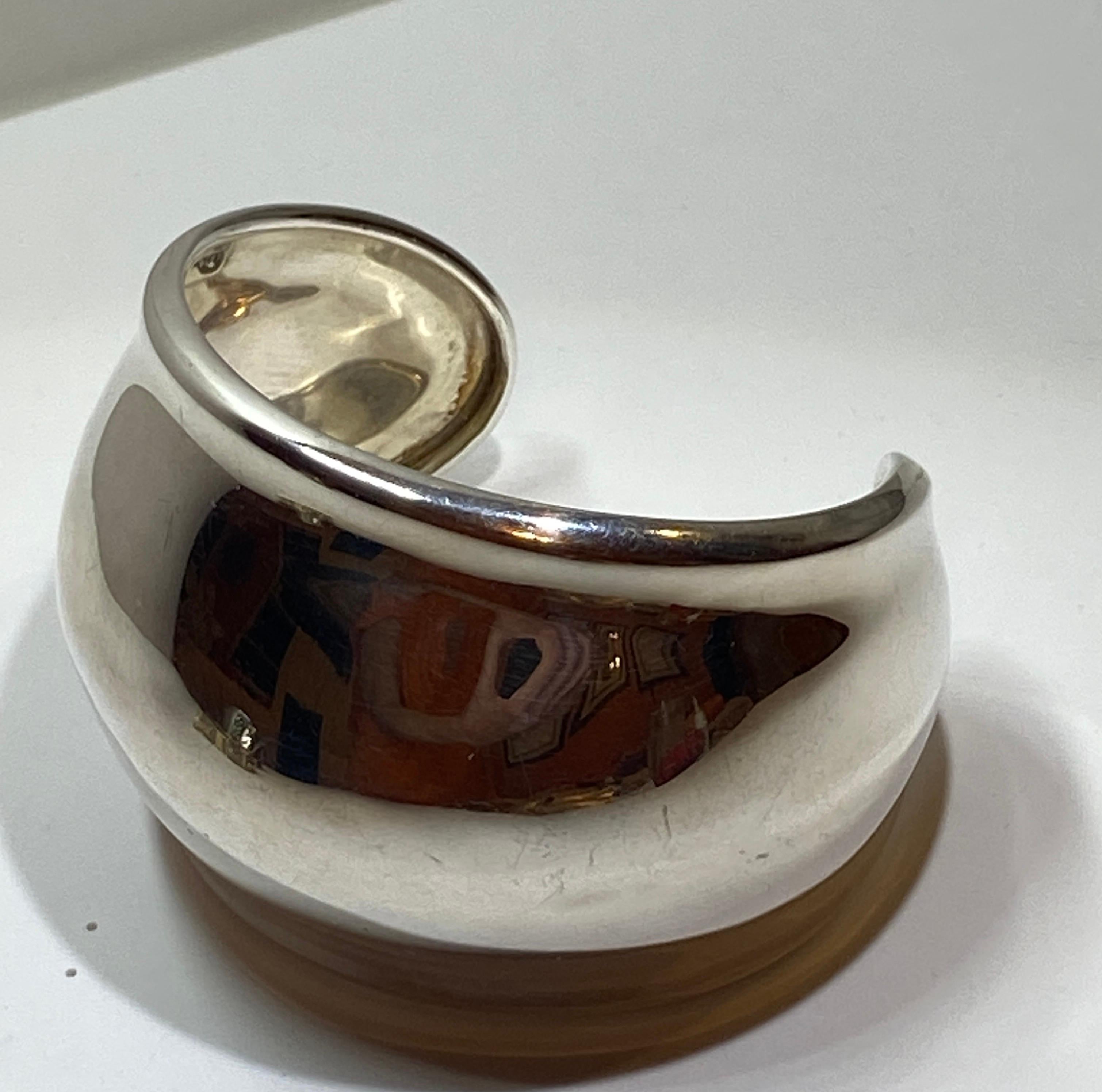     Le bracelet Yvone Christa Large polished sterling silver cuff mesure 8 1/4 inches in circumference. La largeur mesure respectivement 1 pouce et 2 pouces. La marque du fabricant est gravée à l'intérieur. Fabriqué aux États-Unis.