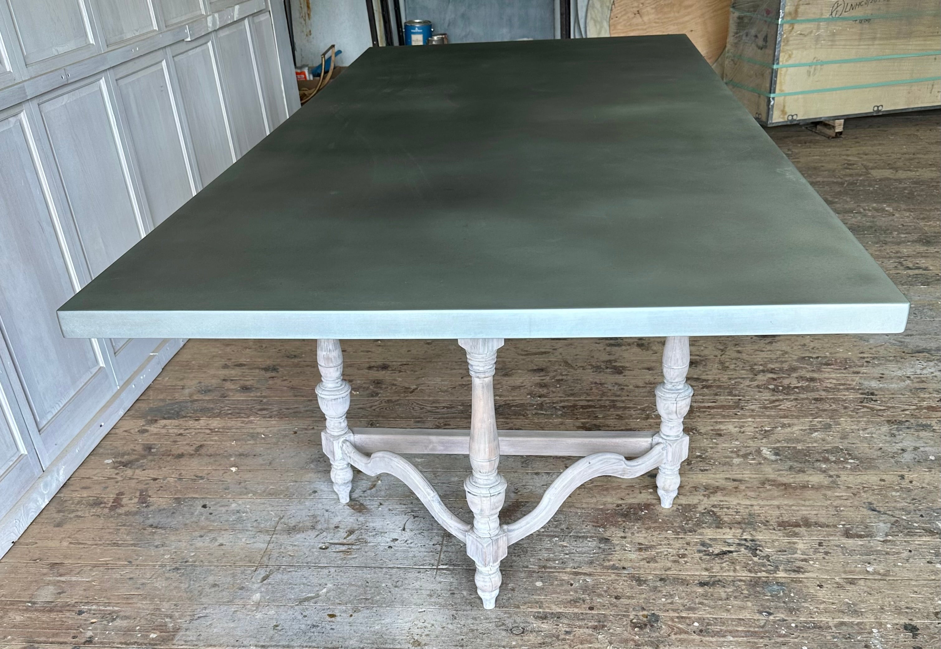 Fait main Grande table de salle à manger ancienne de style Louis XIII avec plateau en zinc  Pieds tripodestal en vente