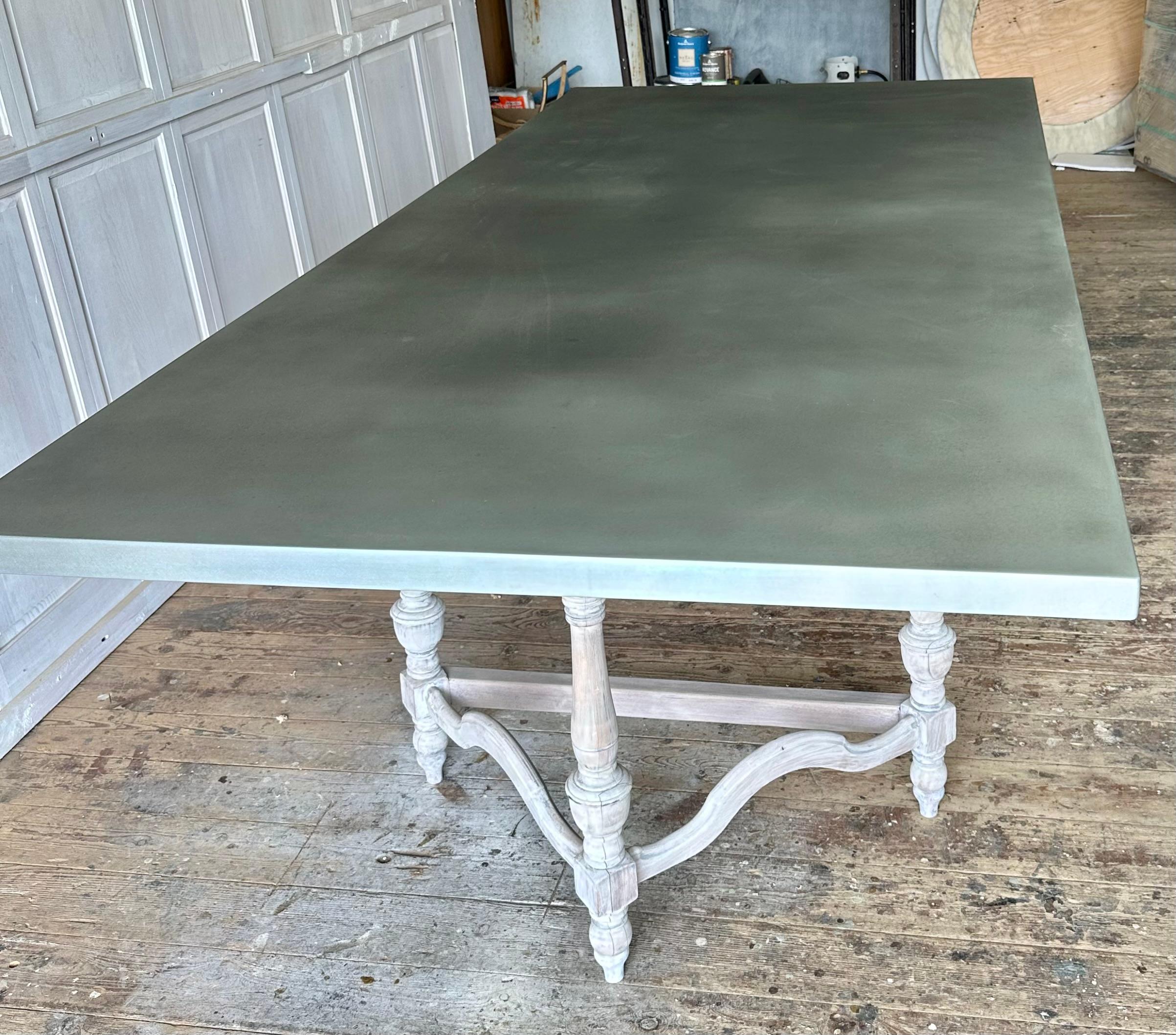 Grande table de salle à manger ancienne de style Louis XIII avec plateau en zinc  Pieds tripodestal Bon état - En vente à Sheffield, MA