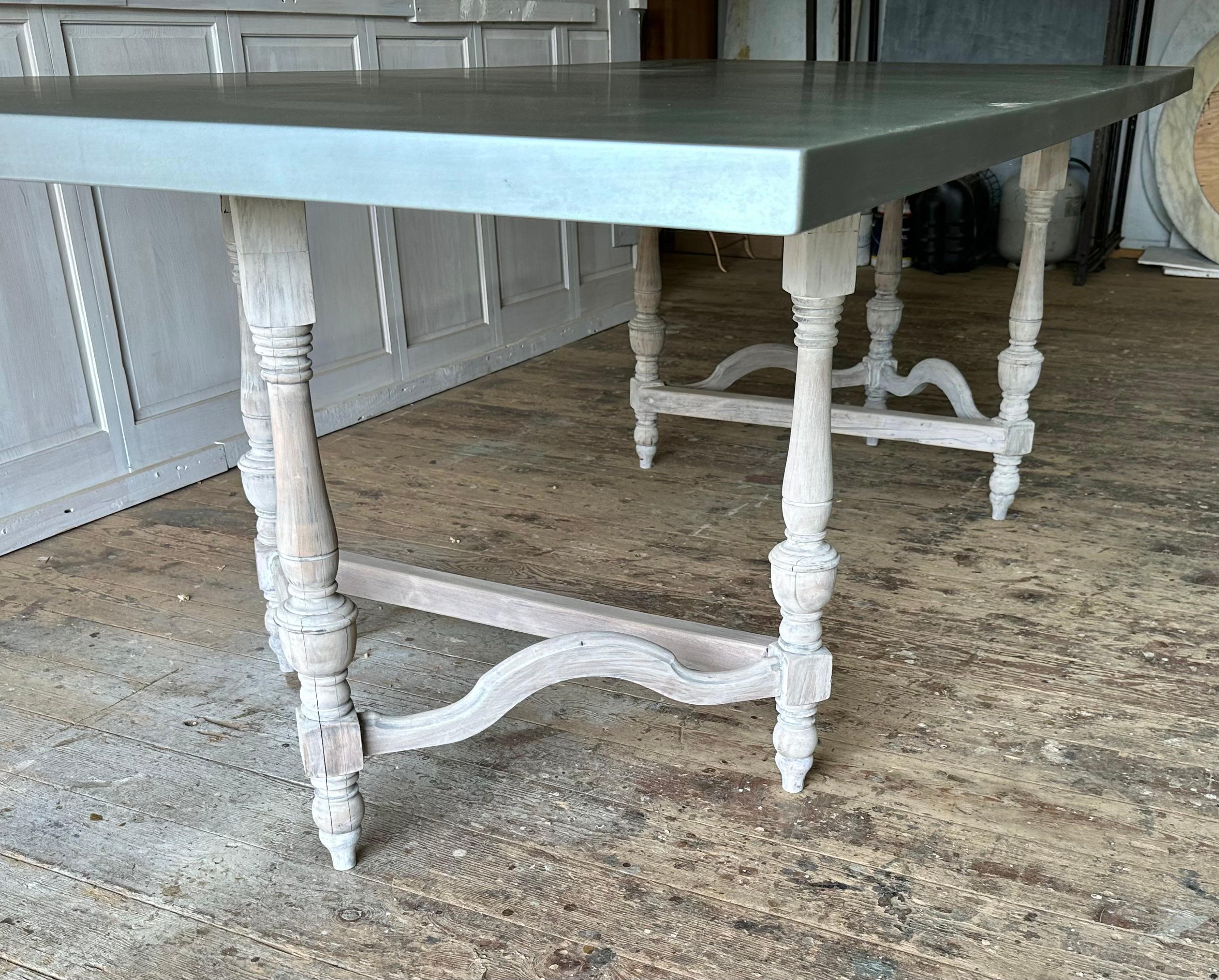 Début du 20ème siècle Grande table de salle à manger ancienne de style Louis XIII avec plateau en zinc  Pieds tripodestal en vente