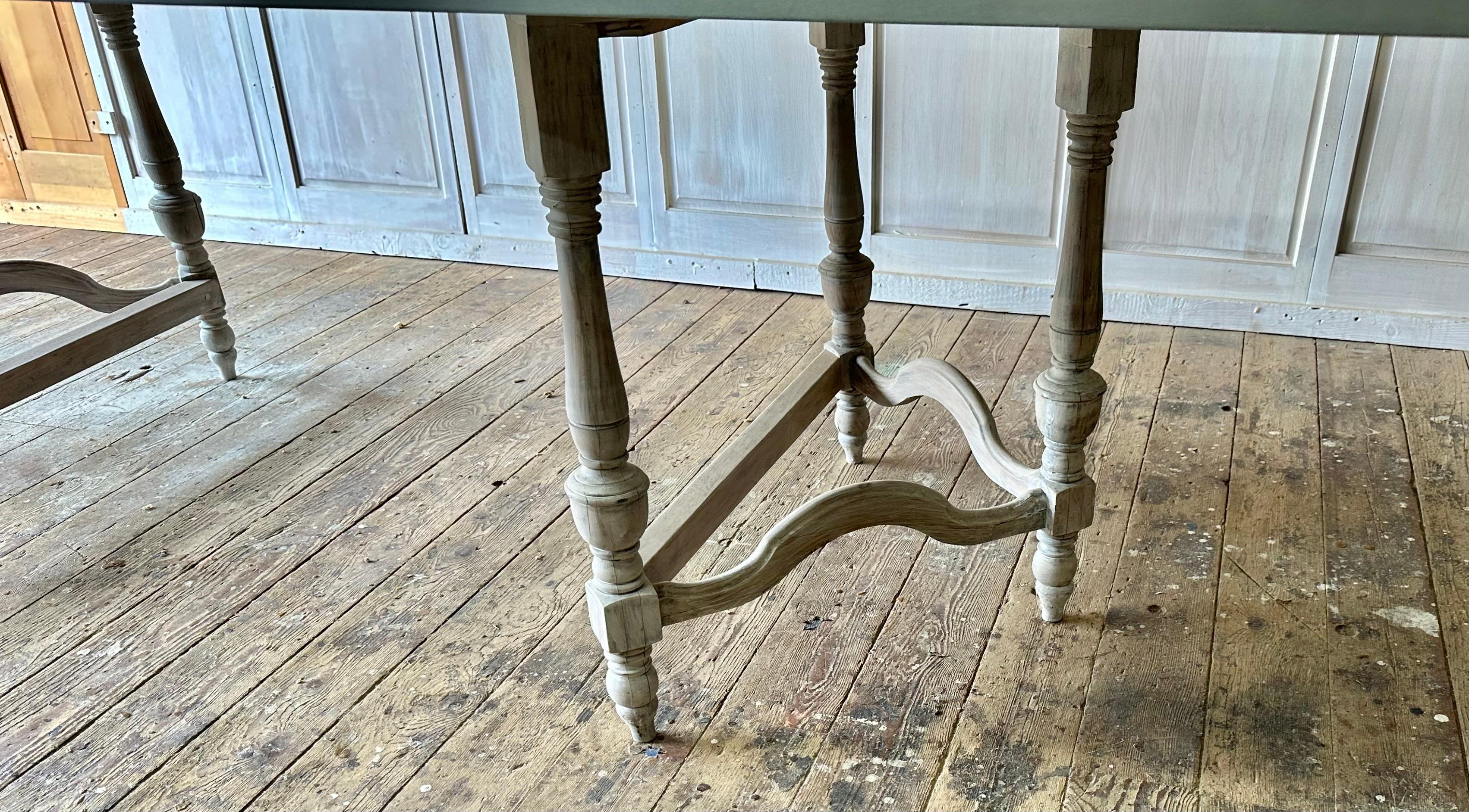 Zinc Grande table de salle à manger ancienne de style Louis XIII avec plateau en zinc  Pieds tripodestal en vente