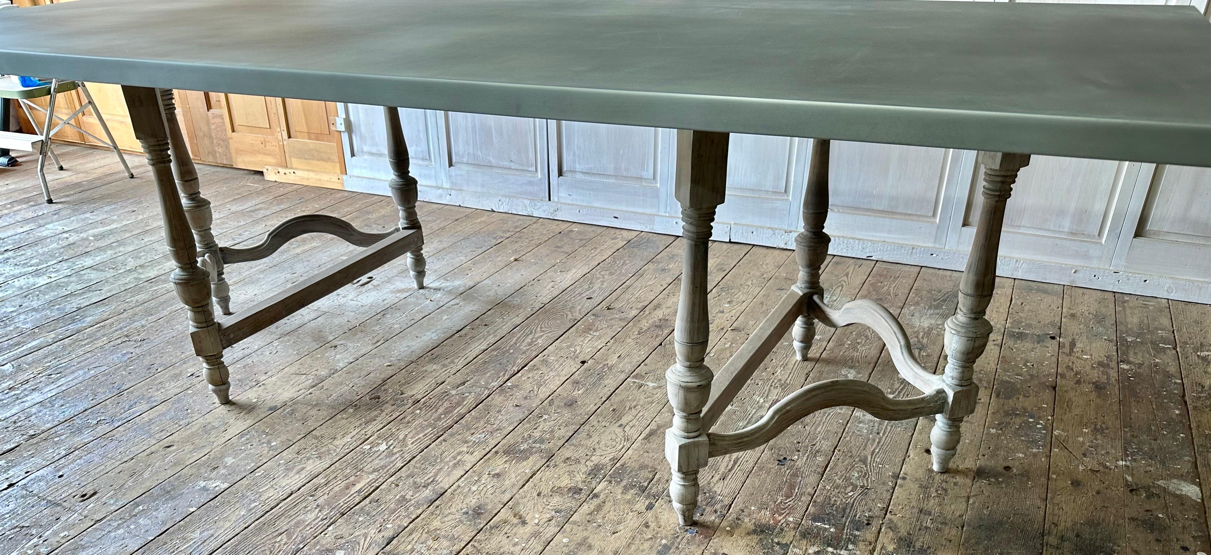 Grande table de salle à manger ancienne de style Louis XIII avec plateau en zinc  Pieds tripodestal en vente 1
