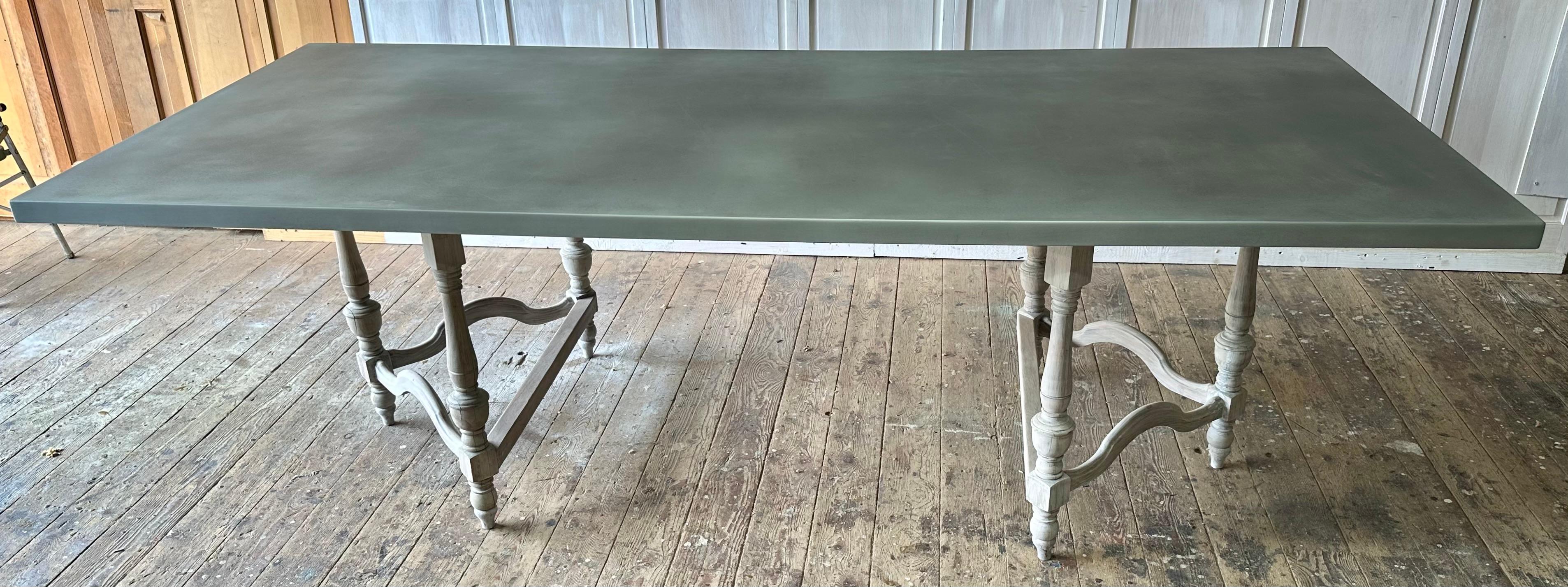 Grande table de salle à manger ancienne de style Louis XIII avec plateau en zinc  Pieds tripodestal en vente 2
