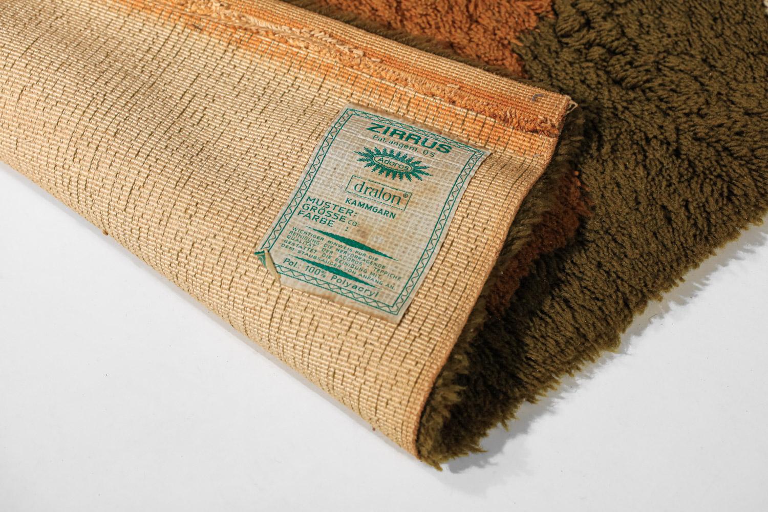 Großer Teppich aus den 70er/80er Jahren von dem deutschen Hersteller Zirrus Adoros im Stil der skandinavischen Teppiche dieser Zeit. Polyacryl-Teppich in Braun-, Khaki- und Beigetönen mit einem abstrakten, aber sehr ansprechenden Muster. Sehr