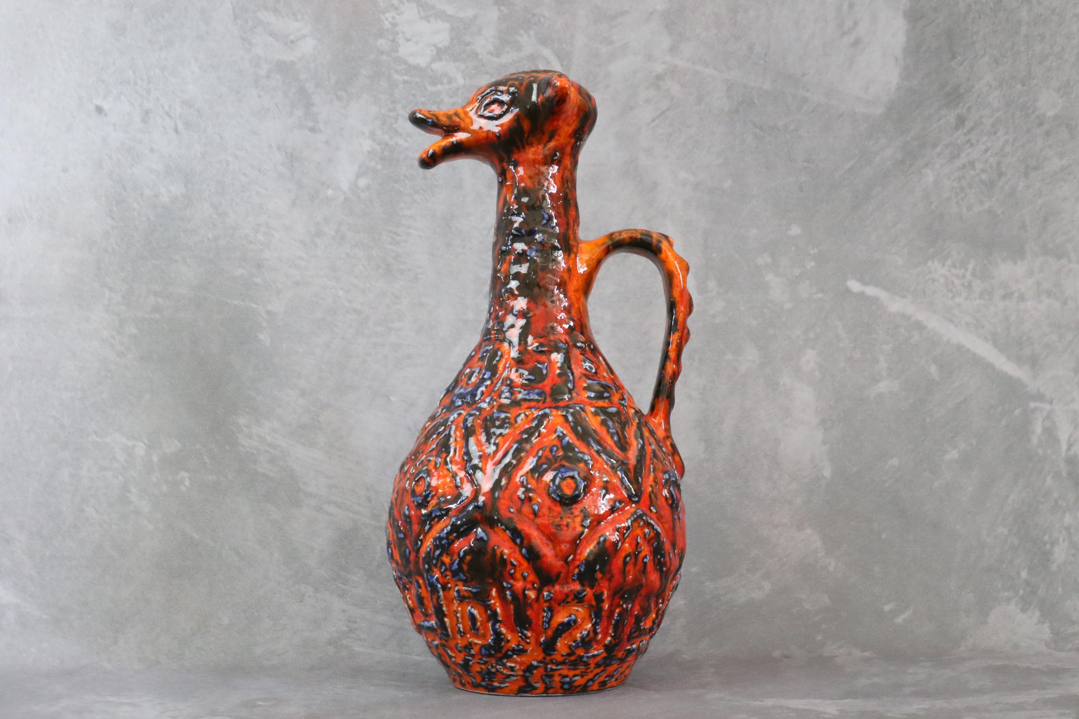 Grand vase zoomorphe en lave rouge grasse de JASBA - 1970 - Céramique d'Allemagne de l'Ouest

Superbe vase zoomorphe de l'atelier Jasba en lave grasse rouge. Il s'agit d'une pièce rare. Il attire l'attention par ses couleurs vives et ses motifs