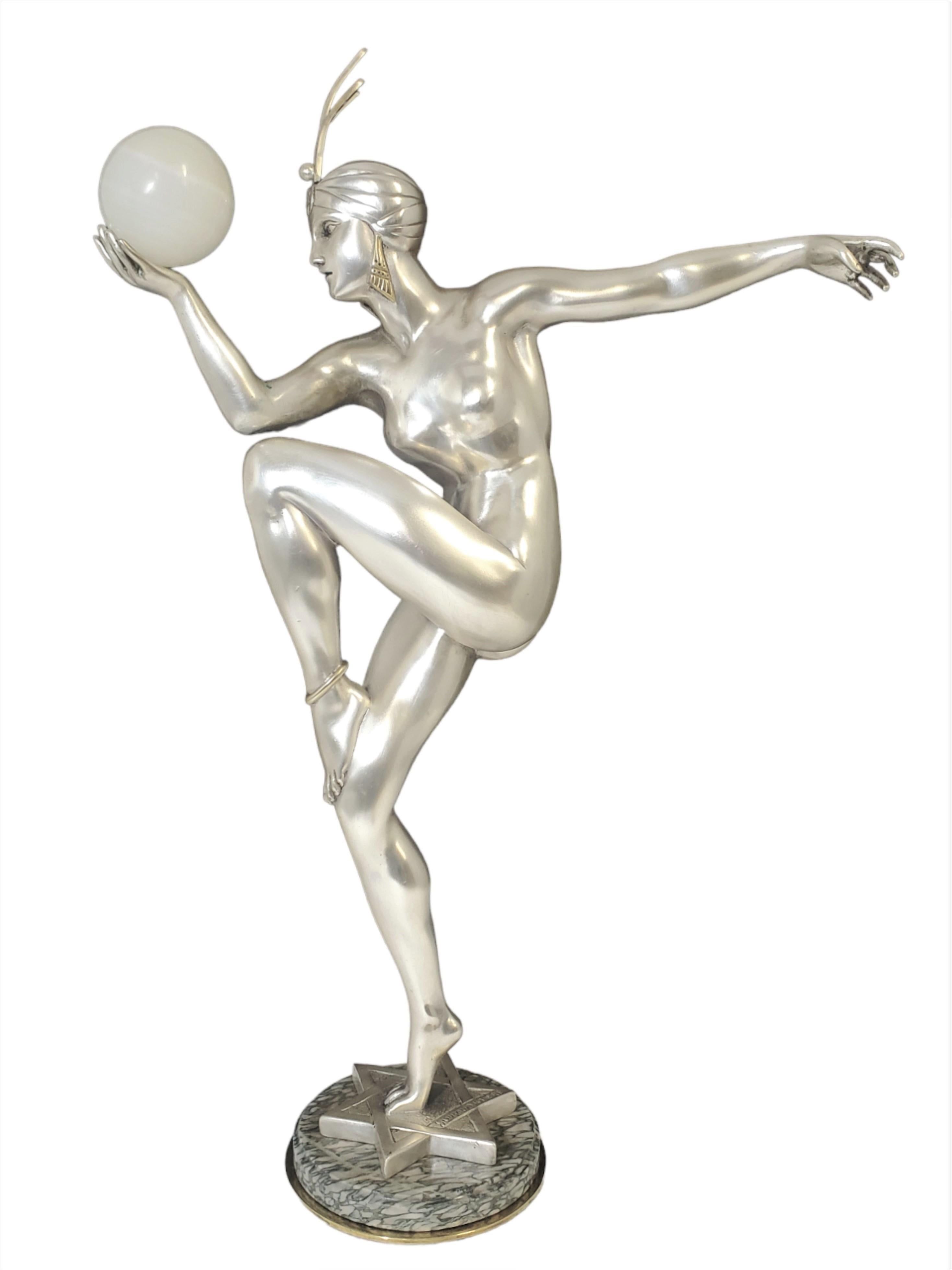 Guiraud-Rivière 1881-1947 
Une grande et exquise sculpture originale de l'Art déco français en bronze argenté avec des accents dorés parcellaires. Cette version la plus grande de la sculpture est une véritable rareté, tandis que la plus petite,