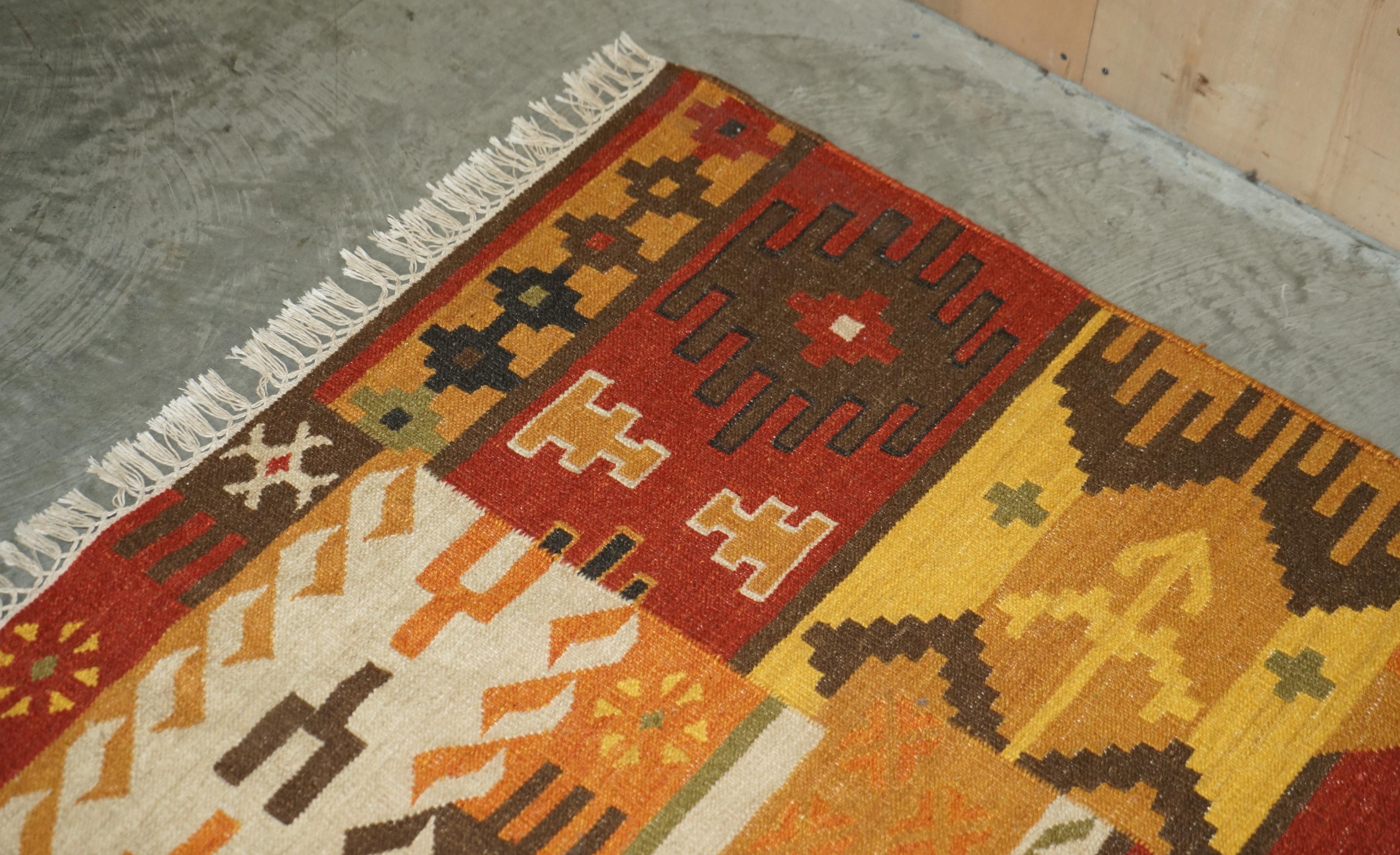 Siamo lieti di offrire in vendita questo grande tappeto vintage Rug & Kilim di una casa di campagna, risalente agli anni '40 circa.

Ho una collezione di 12 tappeti che ora metto in vendita, di tutte le età, epoche e dimensioni, alcuni dei quali