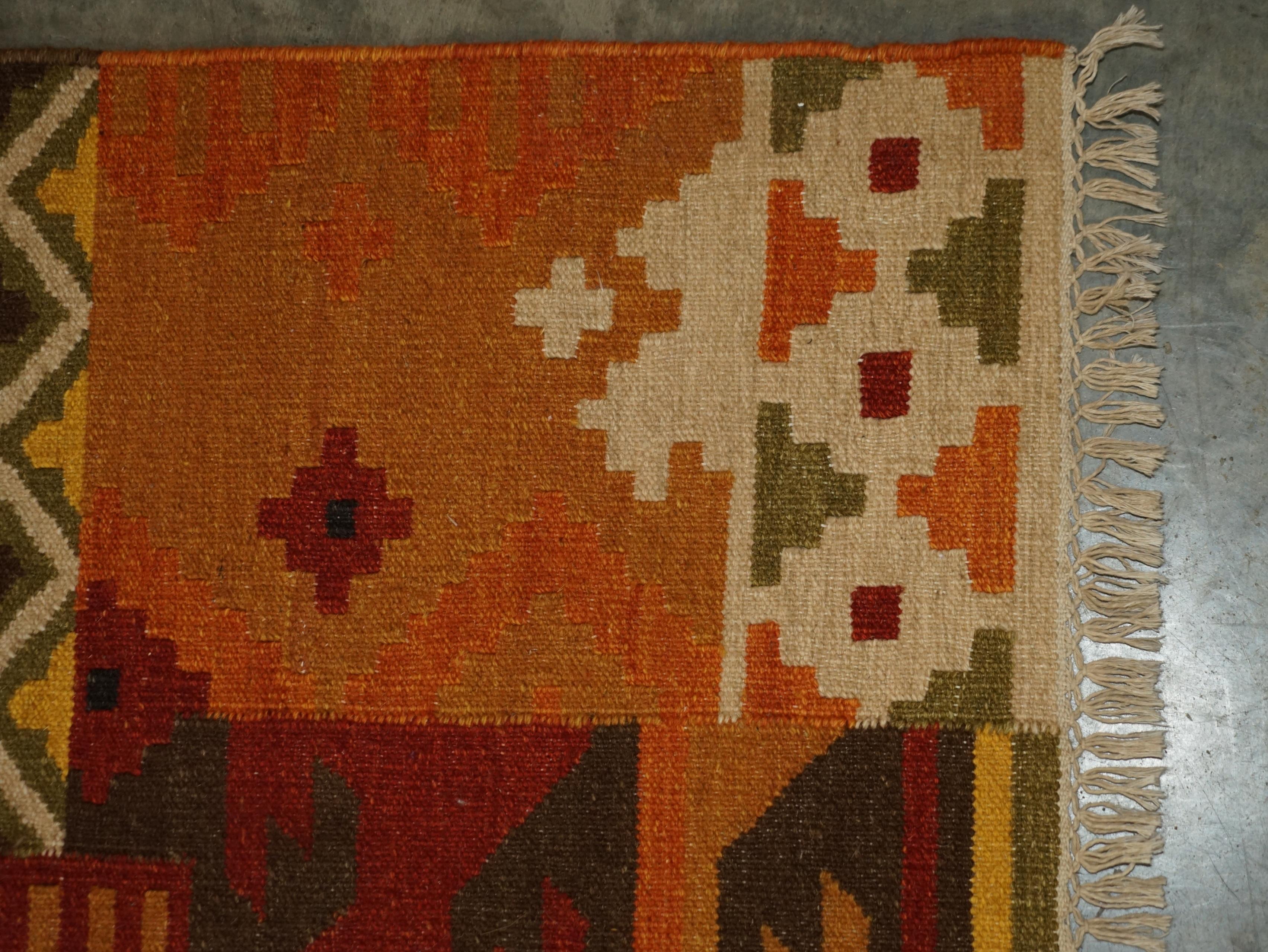 Großer handgewebter mehrfarbiger Kelim-Teppich mit Blumenmuster (Wolle) im Angebot