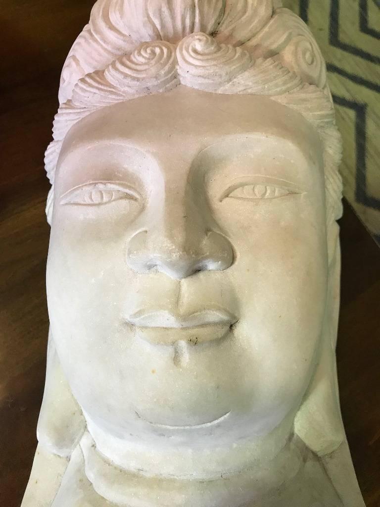 Großer geschnitzter chinesischer Marmorbüste mit Kopf einer buddhistischen Bodhisattva-Skulptur aus Guanyin im Angebot 2