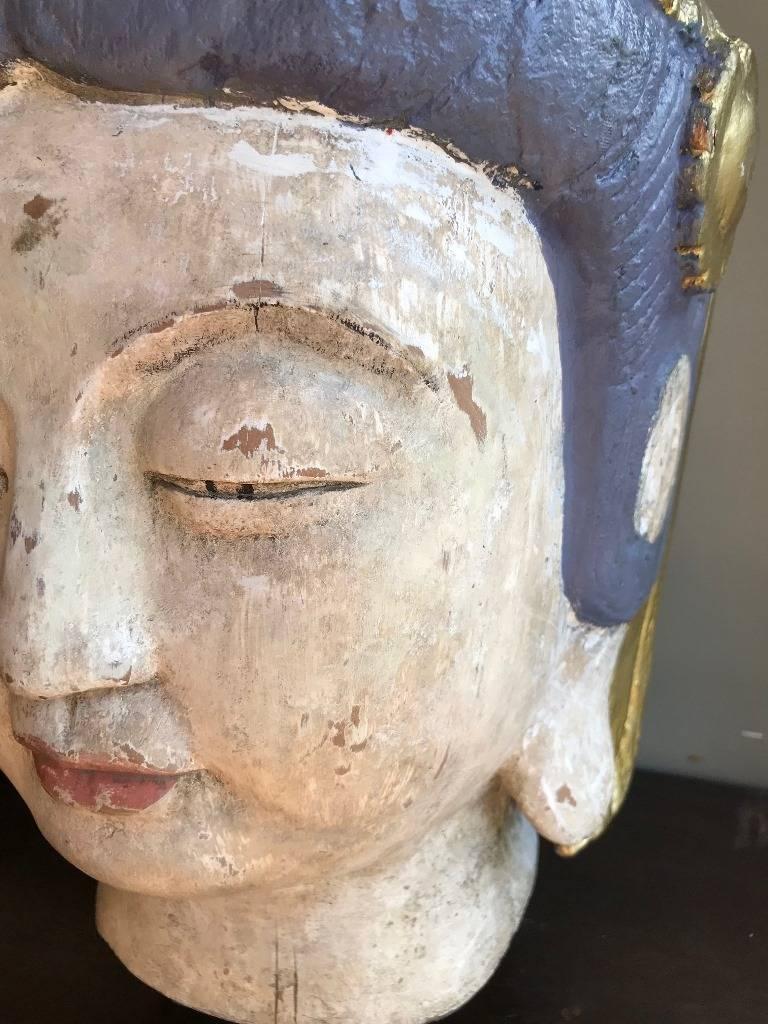 Sculpté à la main Grand buste de Bouddha asiatique polychrome peint à la main sur Stand en vente