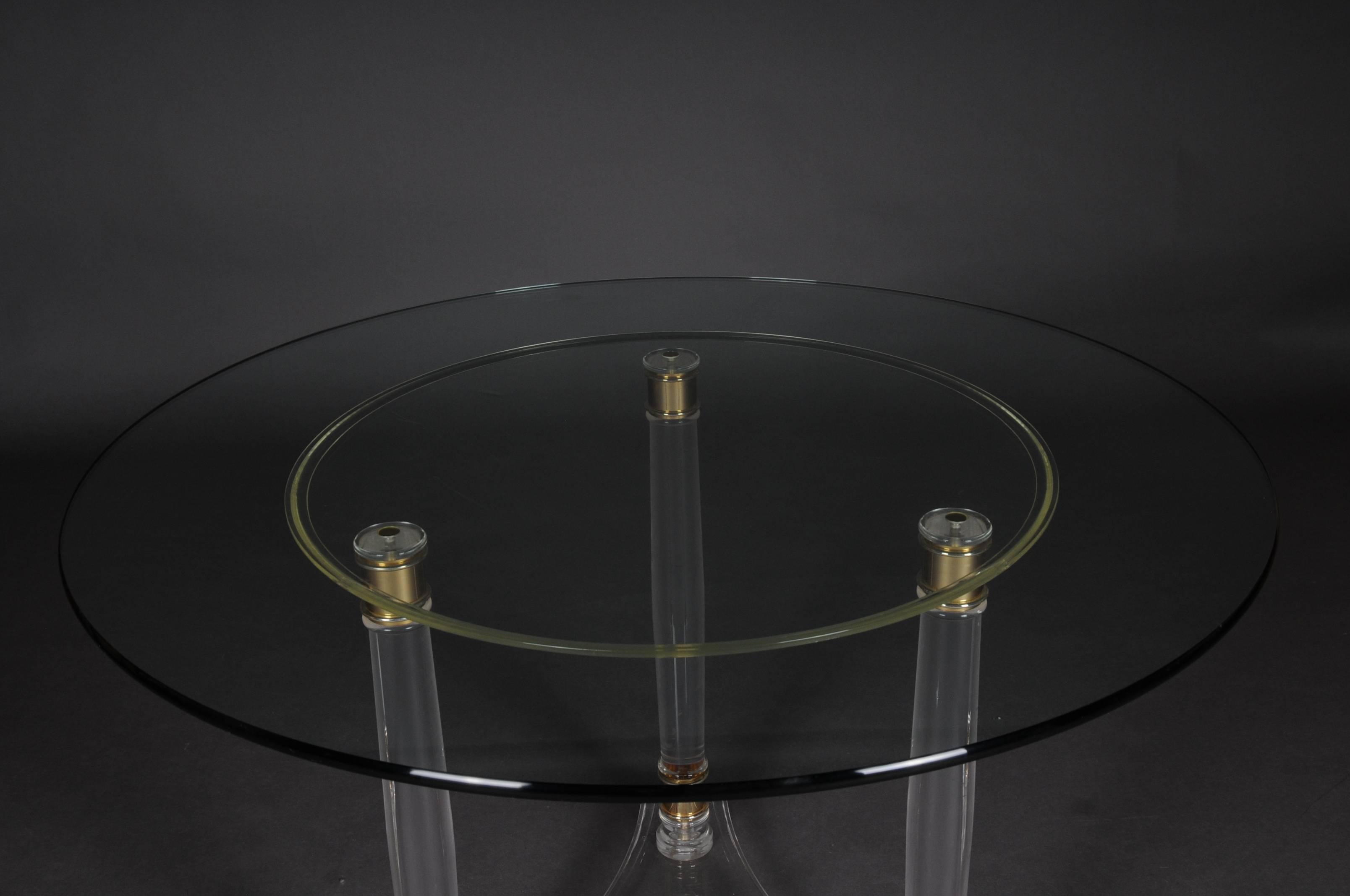 Fin du 20e siècle Grande table ronde de designer en acrylique avec laiton en vente