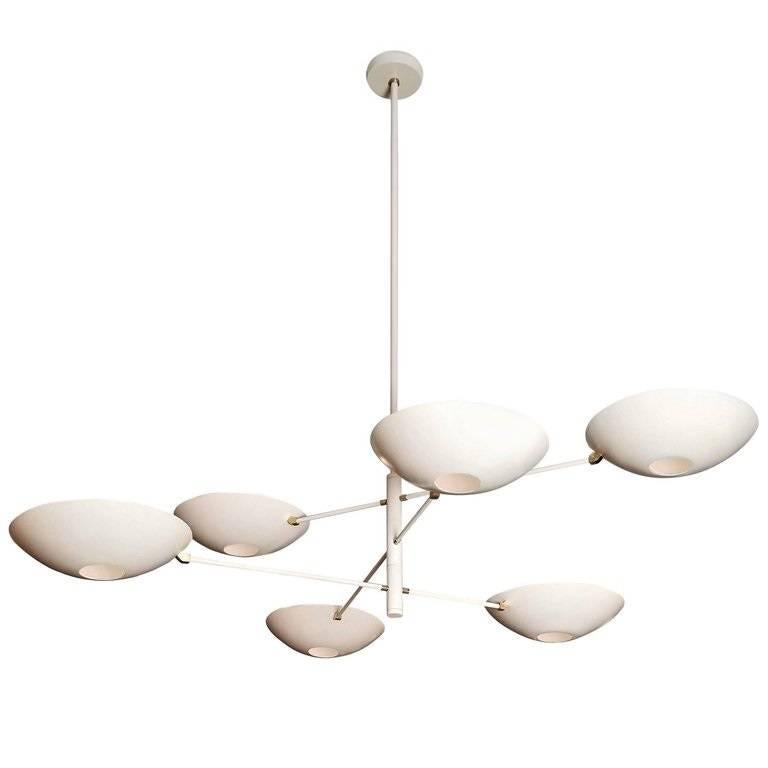 Plafoniera a contrappeso grande, smalto bianco e ottone di Blueprint Lighting