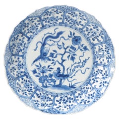 Grande assiette en porcelaine chinoise ancienne de la période Kangxi datant d'environ 1700