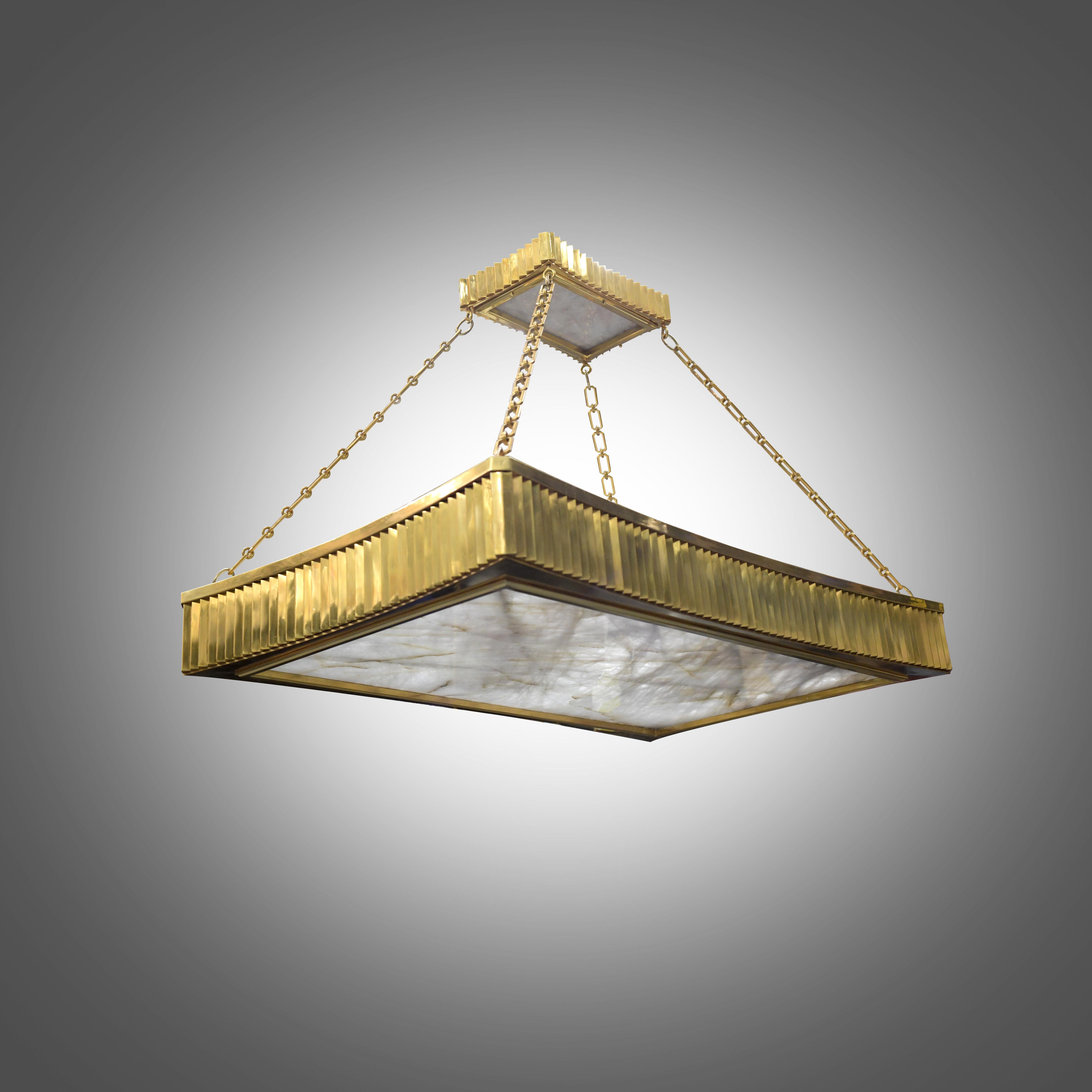 Lampadario in cristallo di rocca in stile Deco con struttura in ottone.
L'altezza è regolabile.
Installa otto prese con un massimo di 320 watt. Ogni presa ha una potenza massima di 40 watt.
Dimensioni personalizzate su richiesta.