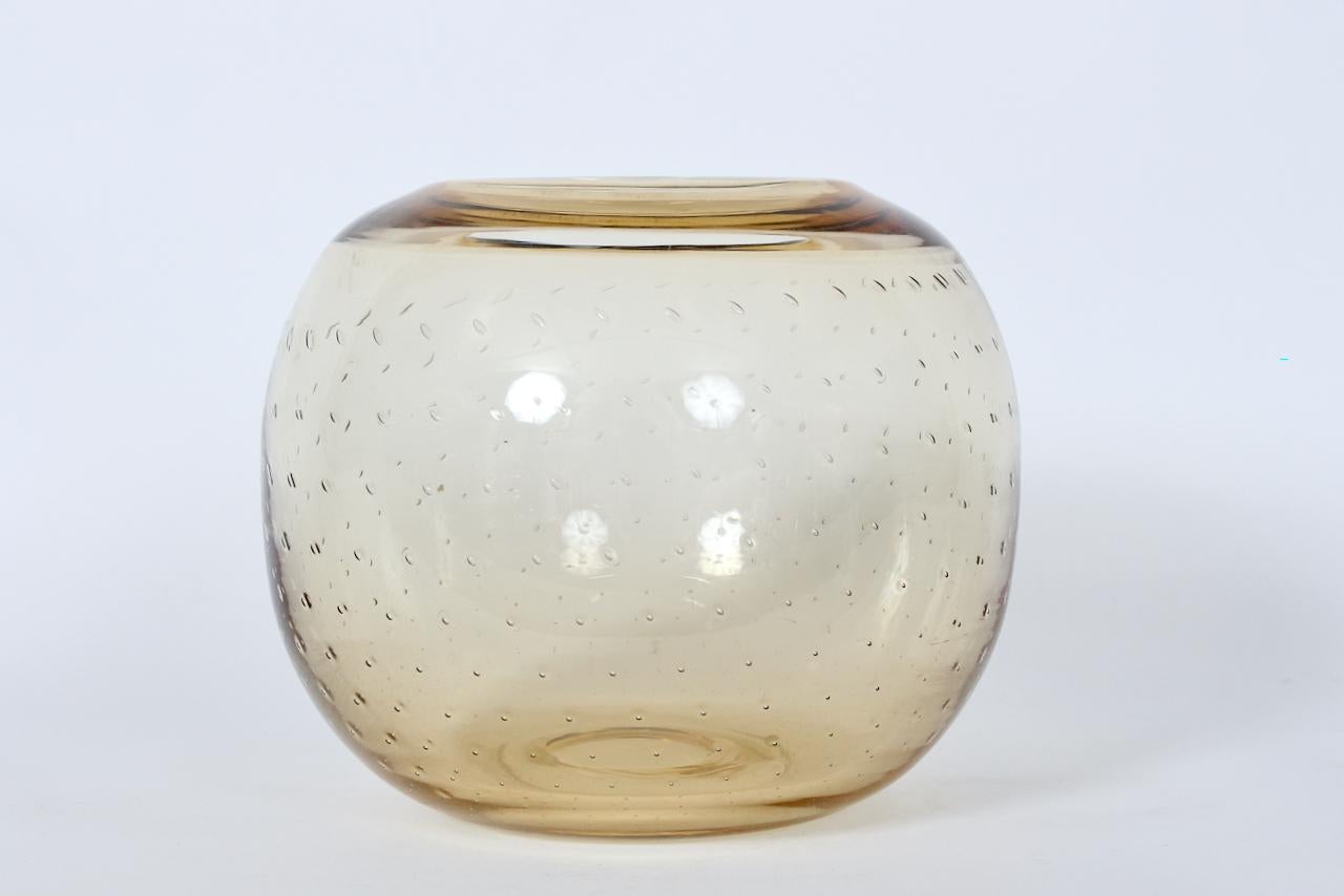 Hollywood Regency Ciotola più grande in stile Murano in ambra pallida, CIRCA 1960 in vendita