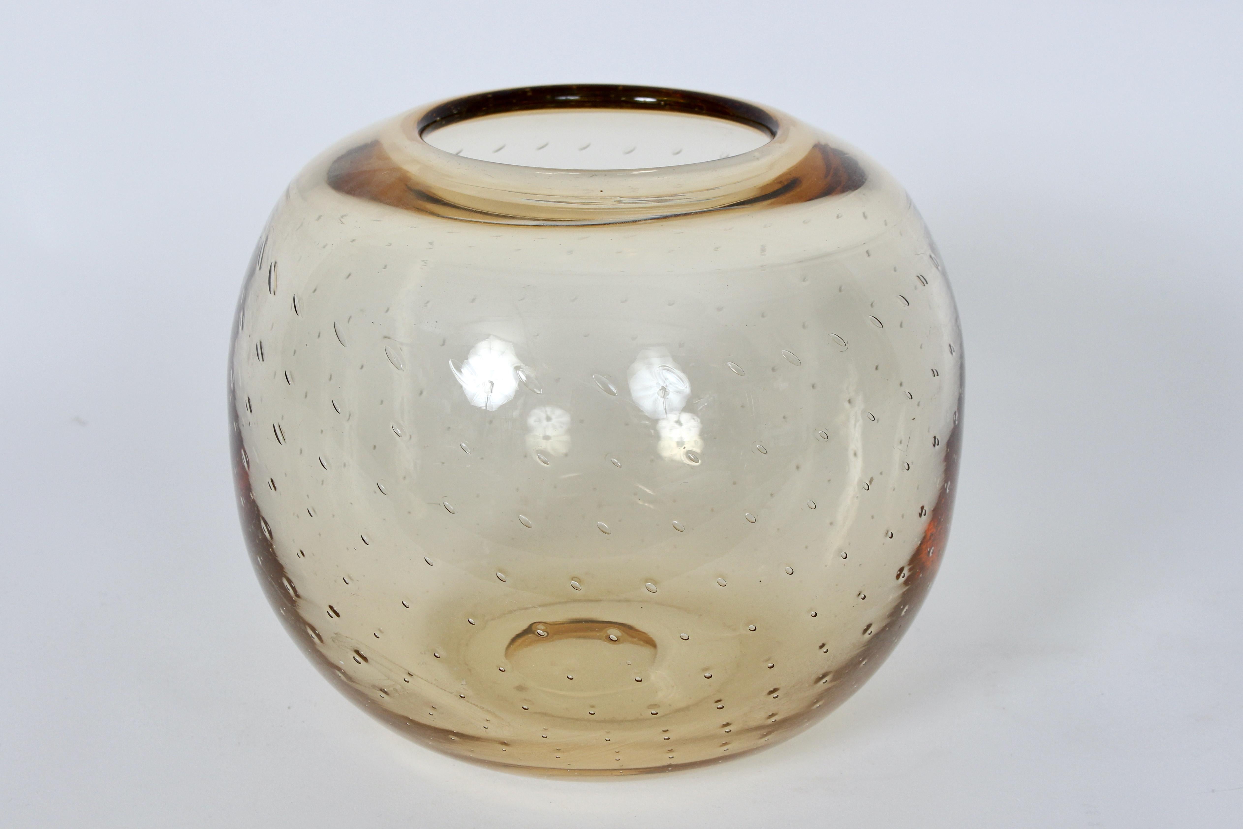 Metà XX secolo Ciotola più grande in stile Murano in ambra pallida, CIRCA 1960 in vendita