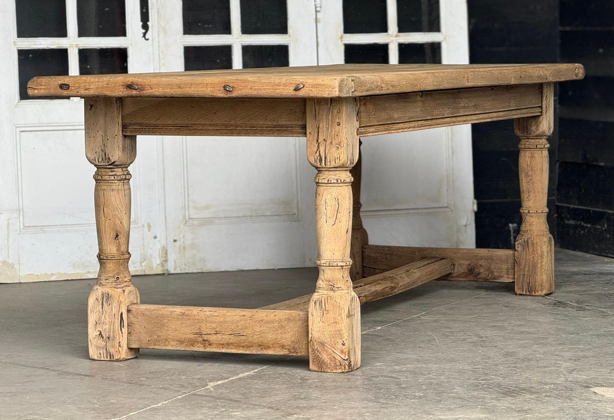 Larger Quality Bleached Oak Farmhouse Dining Table  In Good Condition In Seaford, GB