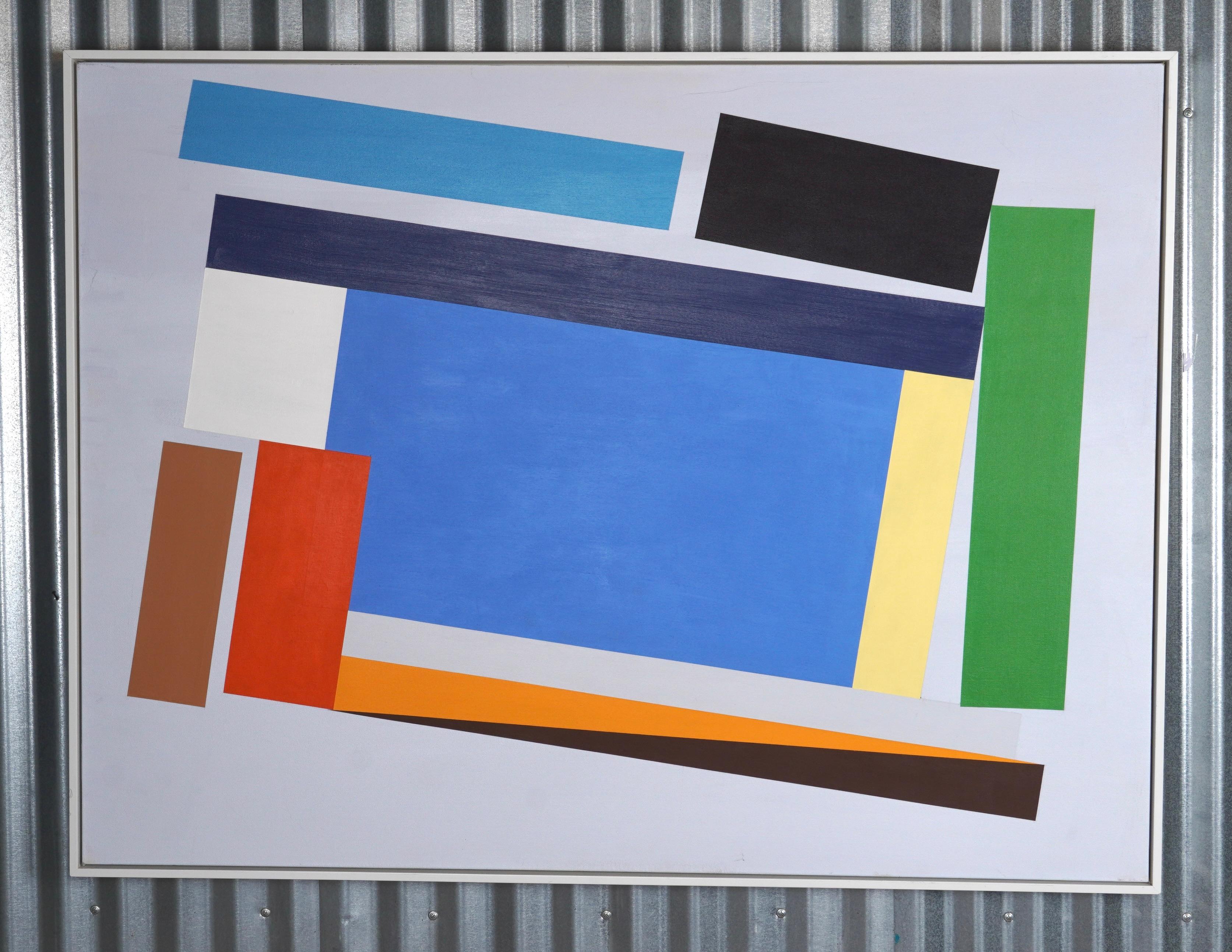 Astratto su larga scala nello stile di Karl Benjamin, forme rettangolari in blu, giallo, verde, senape, nero, marrone e bianco con uno sfondo grigio morbido. Racchiuso in una bella cornice di legno bianco.