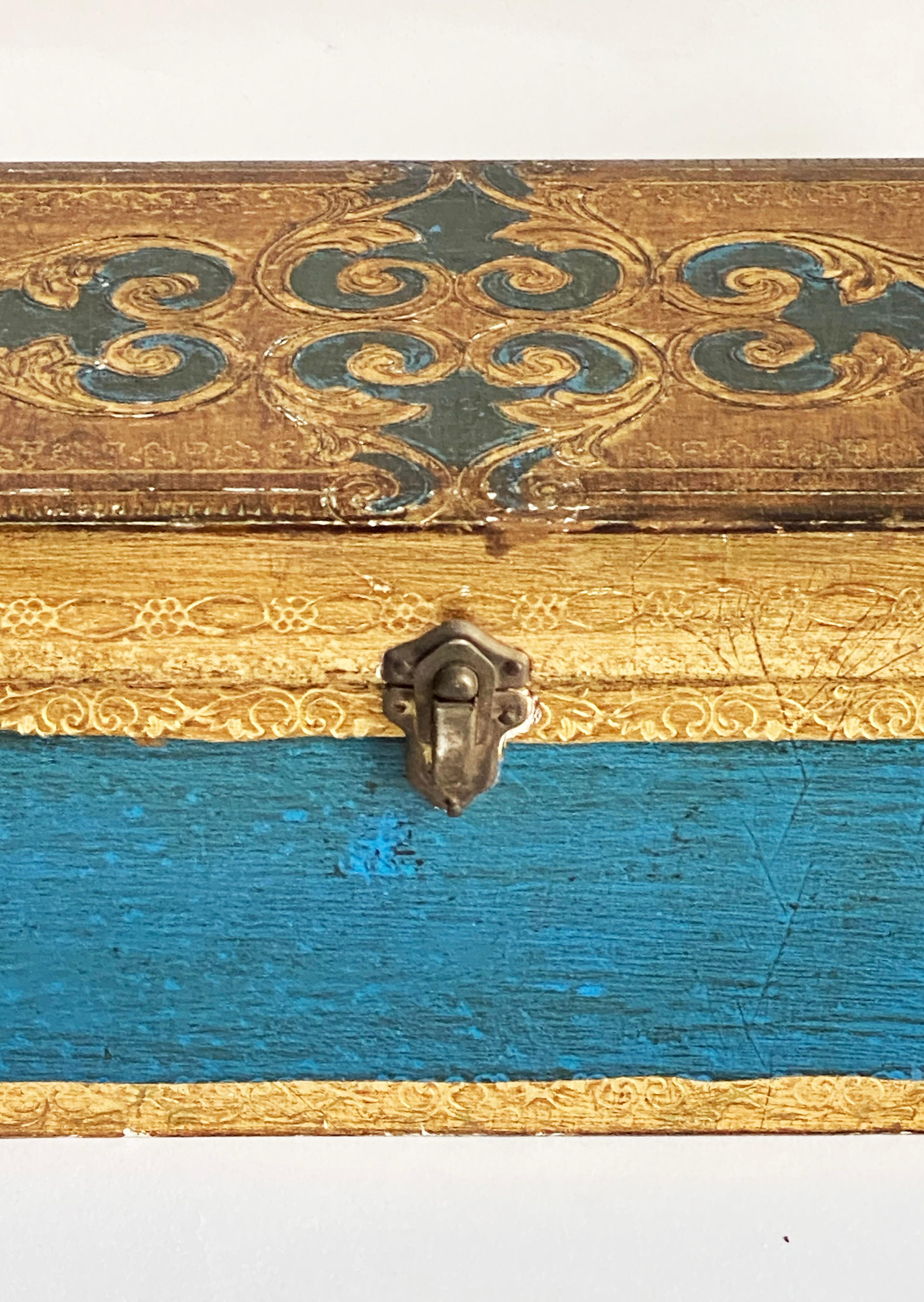 Larger-Scaled Italian Florentine Giltwood Box in Peacock Blue For Sale 5