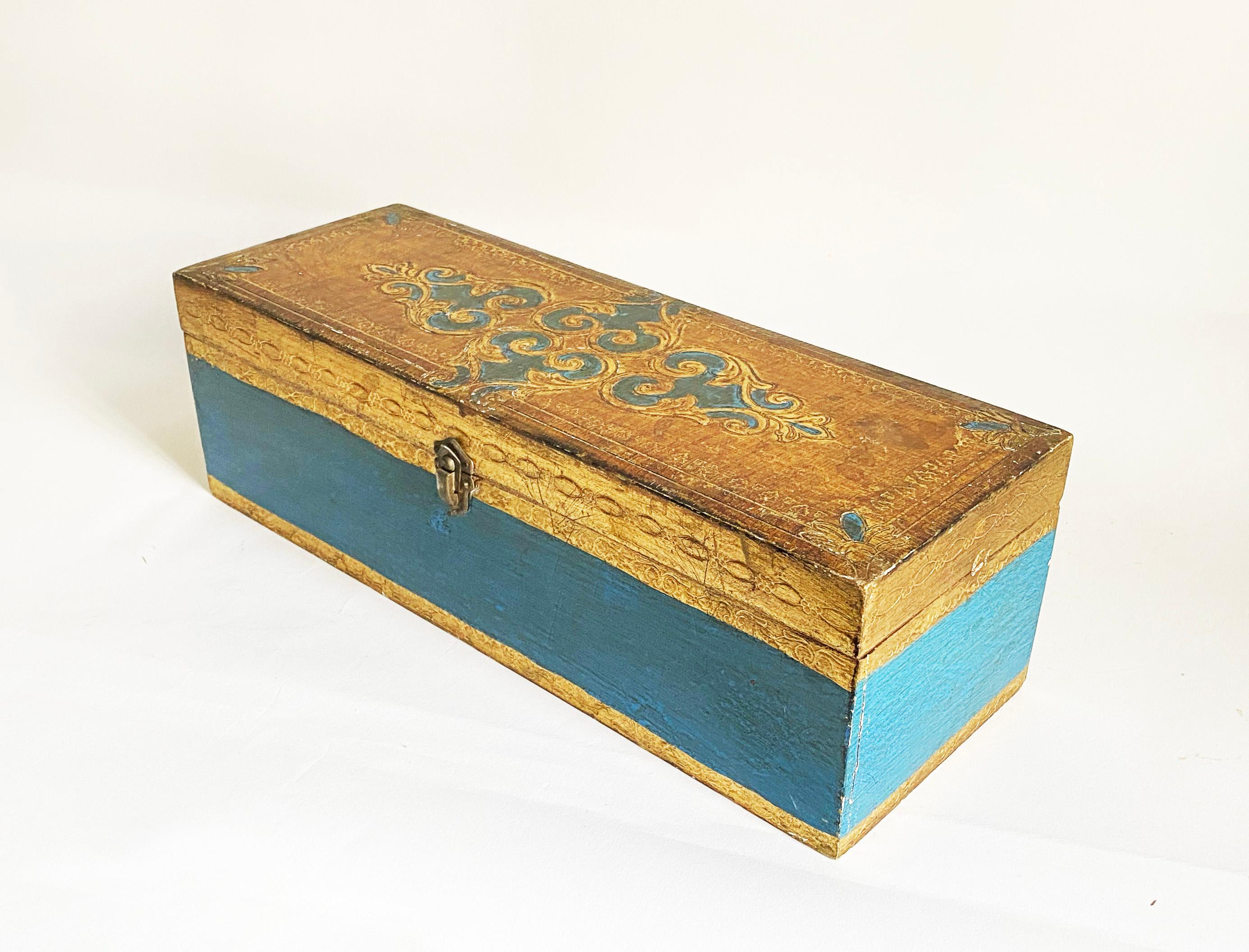 Larger-Scaled Italian Florentine Giltwood Box in Peacock Blue In Good Condition For Sale In Minneapolis, MN