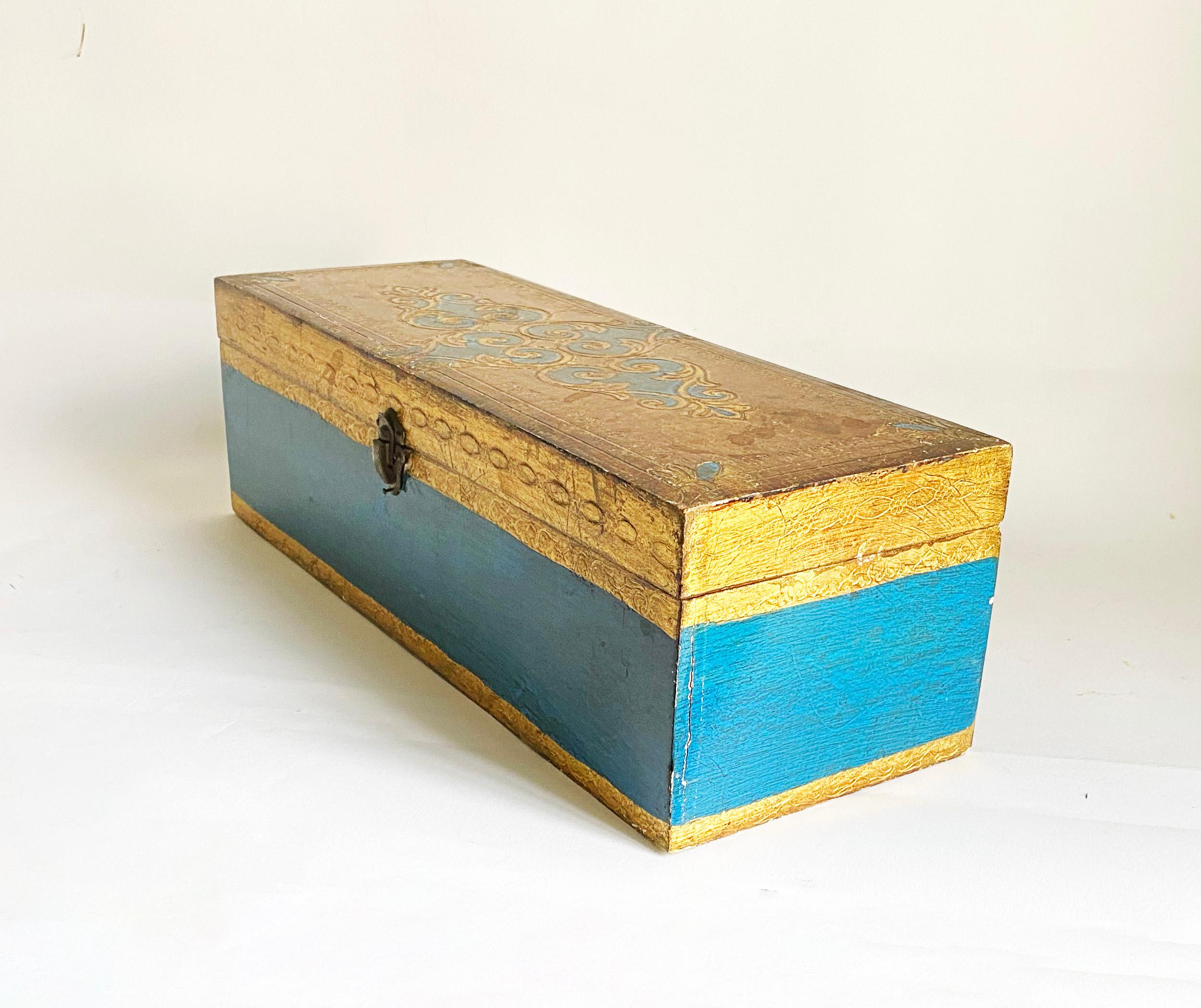 20th Century Larger-Scaled Italian Florentine Giltwood Box in Peacock Blue For Sale