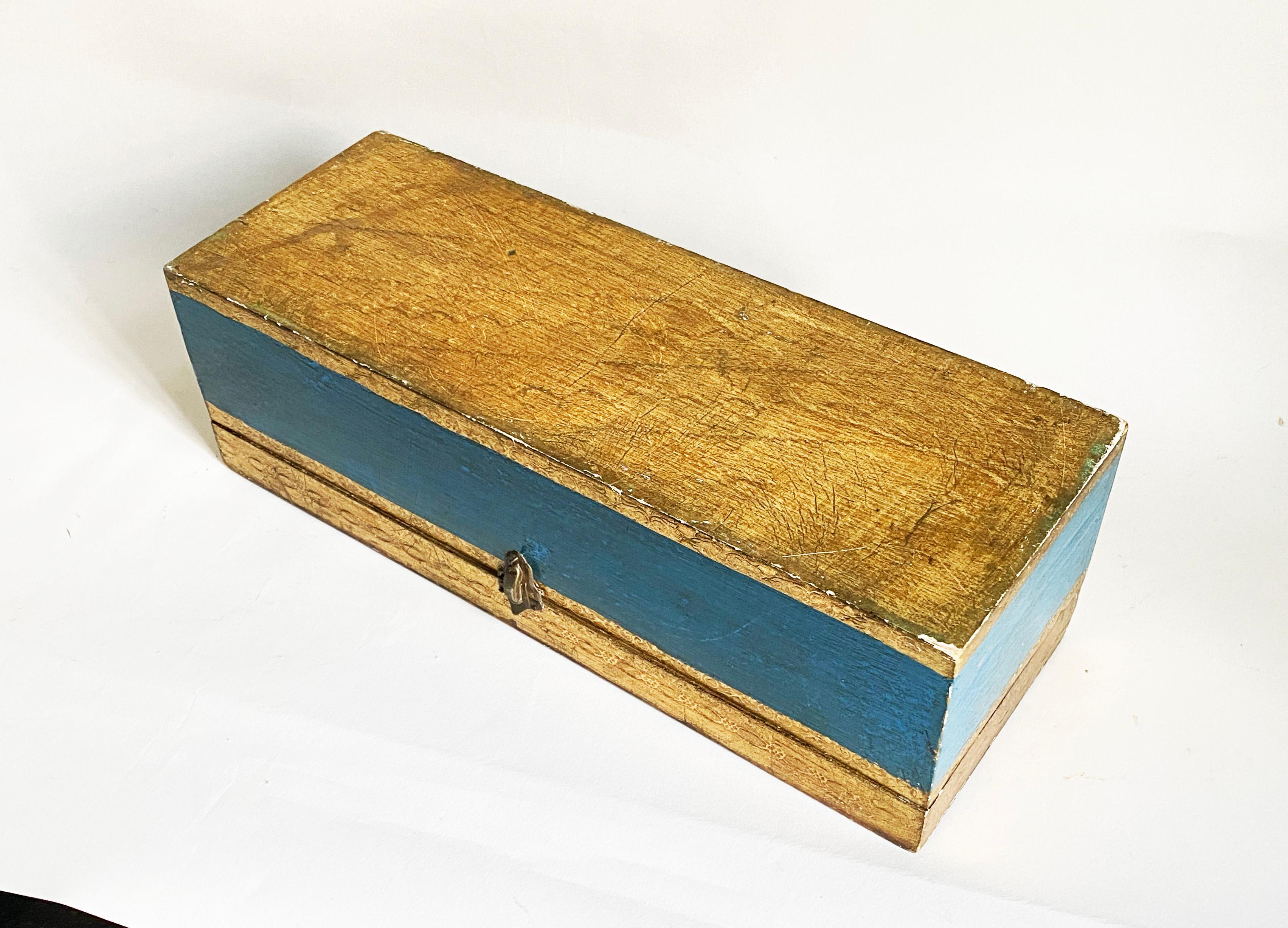 Larger-Scaled Italian Florentine Giltwood Box in Peacock Blue For Sale 1