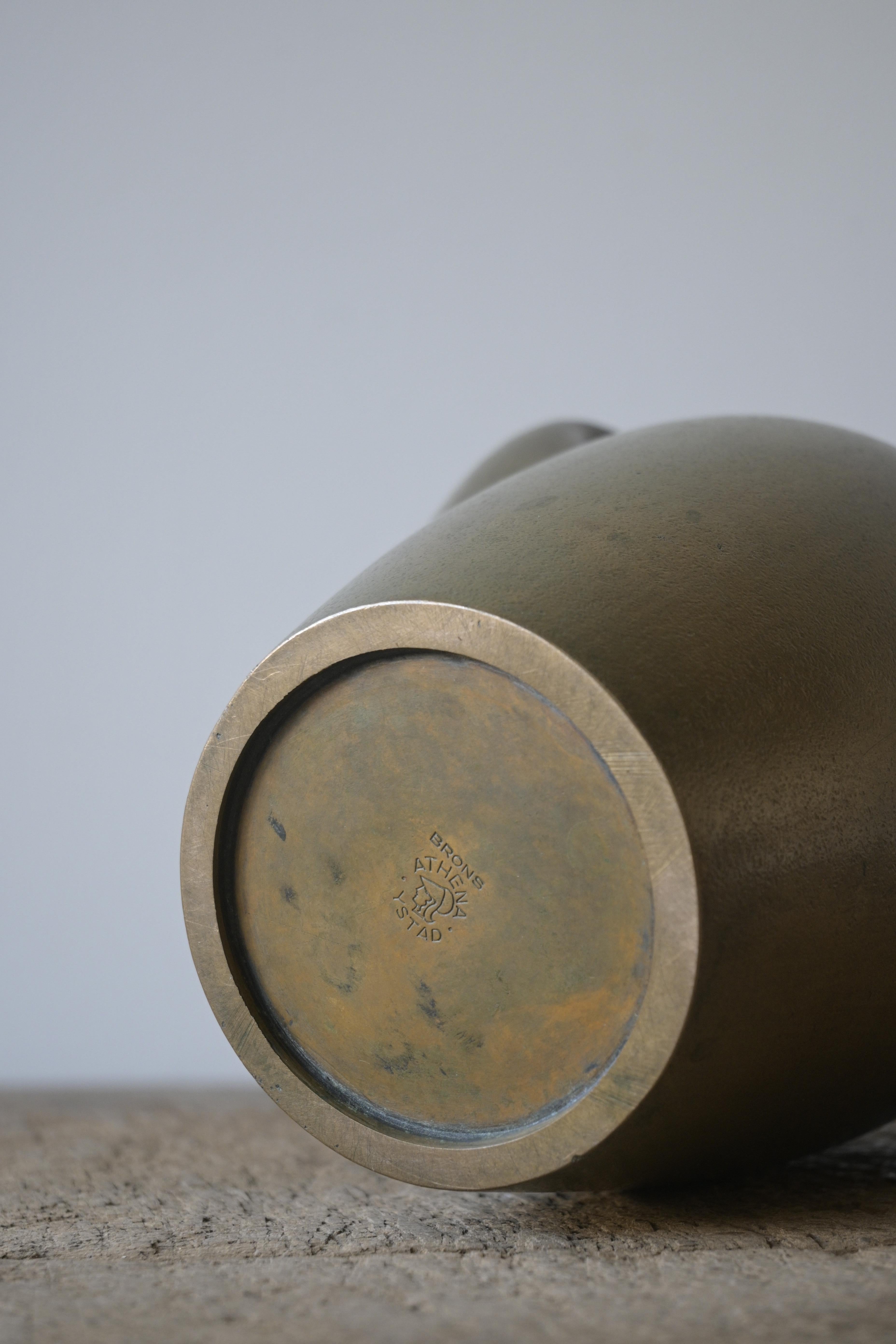 Vaso svedese di grandi dimensioni in bronzo pesante del 1930 circa in vendita 4