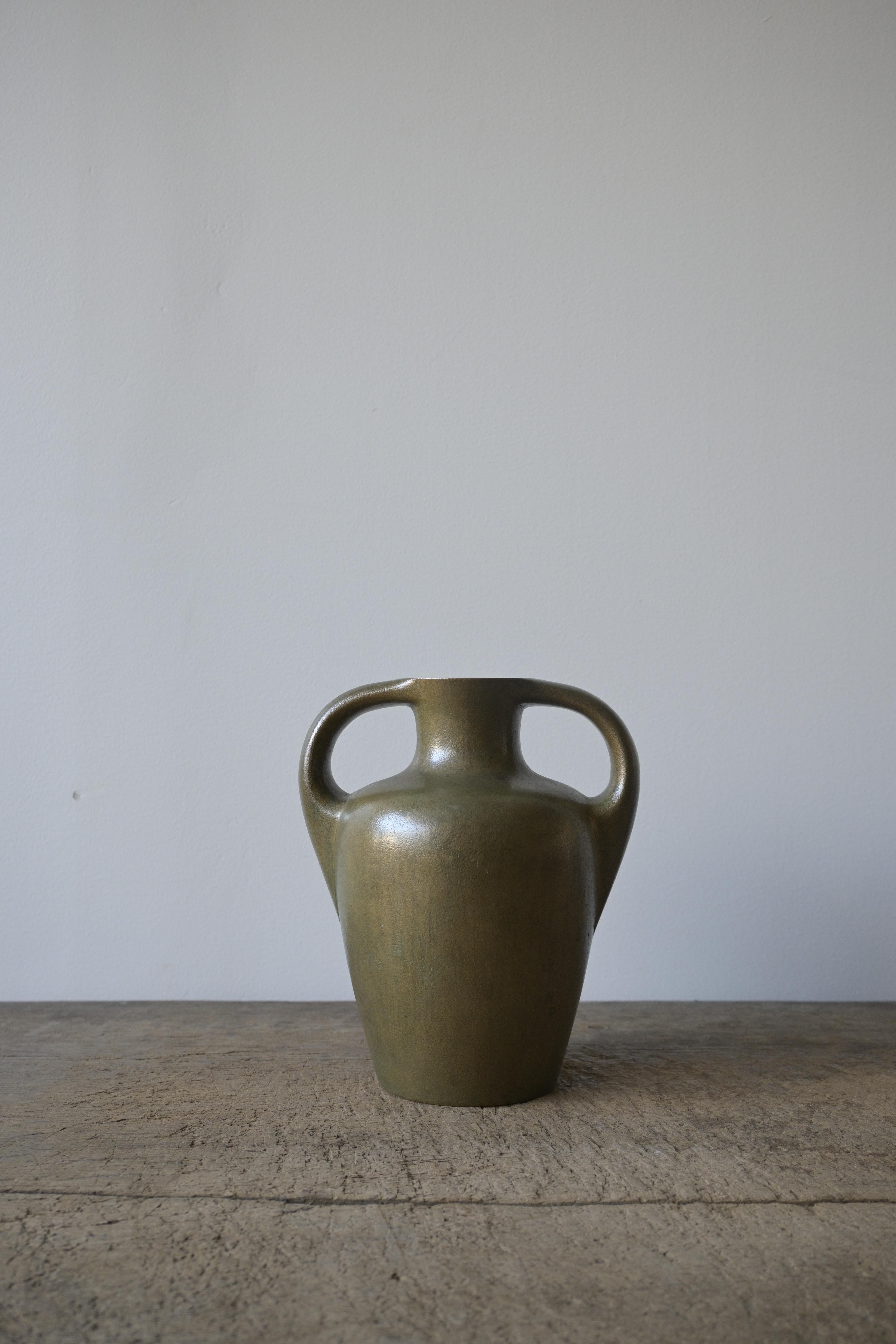 Vaso svedese di grandi dimensioni in bronzo pesante del 1930 circa

Marcato Brons Athena Ystad.

Altezza: 17 cm/6,6 pollici
Profondità: 11,5 cm/4,5 pollici
Larghezza: 14 cm/5,5 pollici