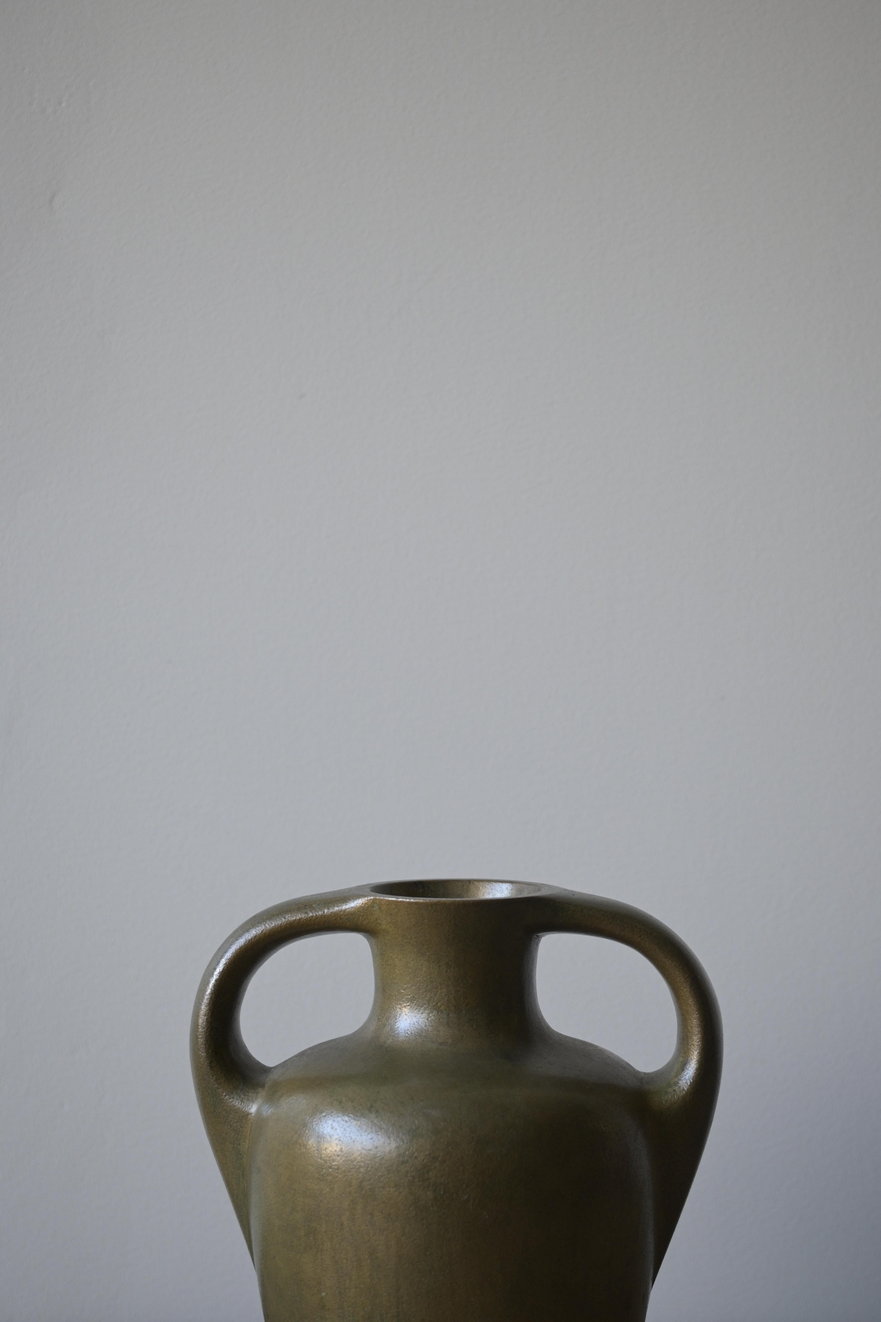Scandinavo moderno Vaso svedese di grandi dimensioni in bronzo pesante del 1930 circa in vendita