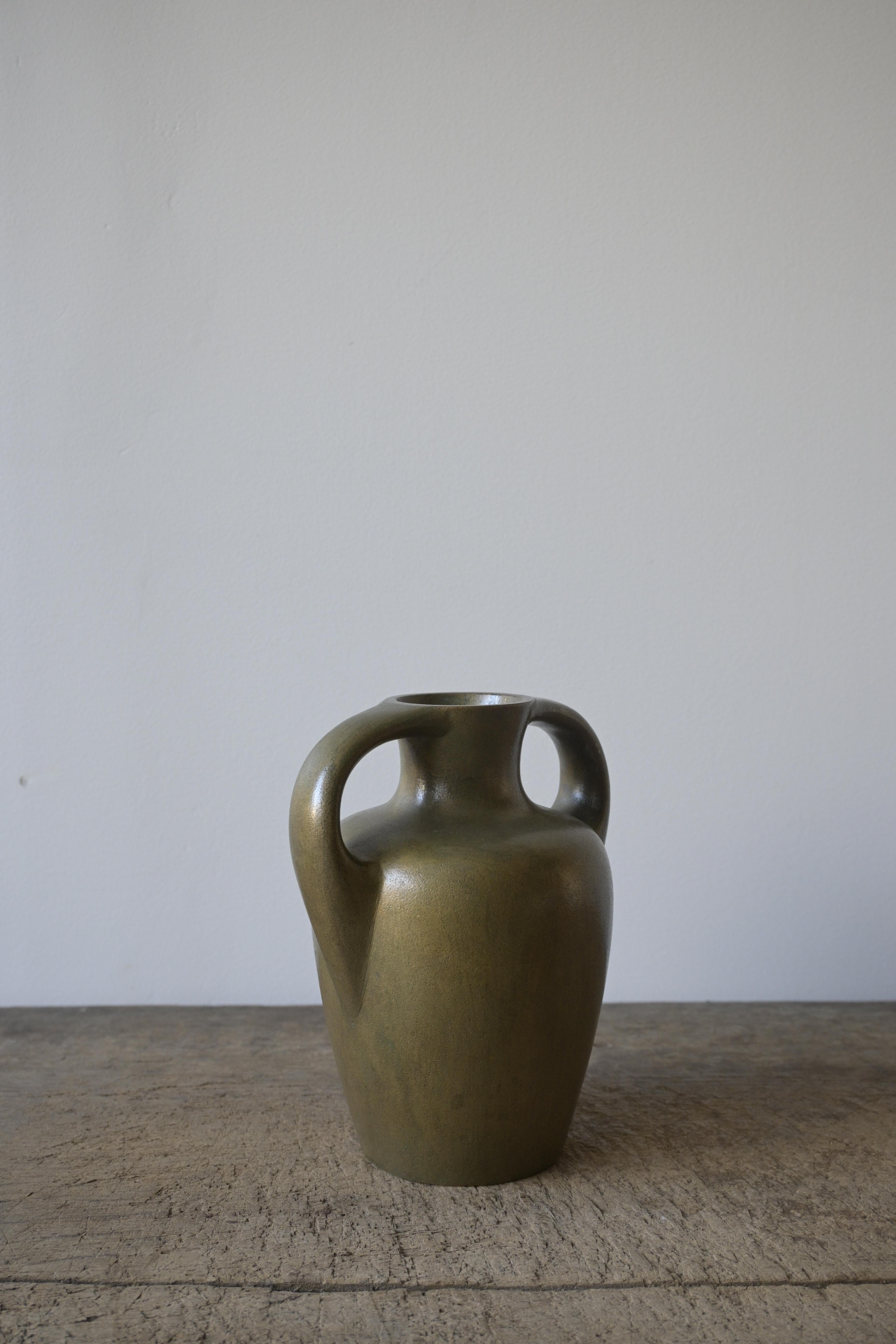 Metà XX secolo Vaso svedese di grandi dimensioni in bronzo pesante del 1930 circa in vendita