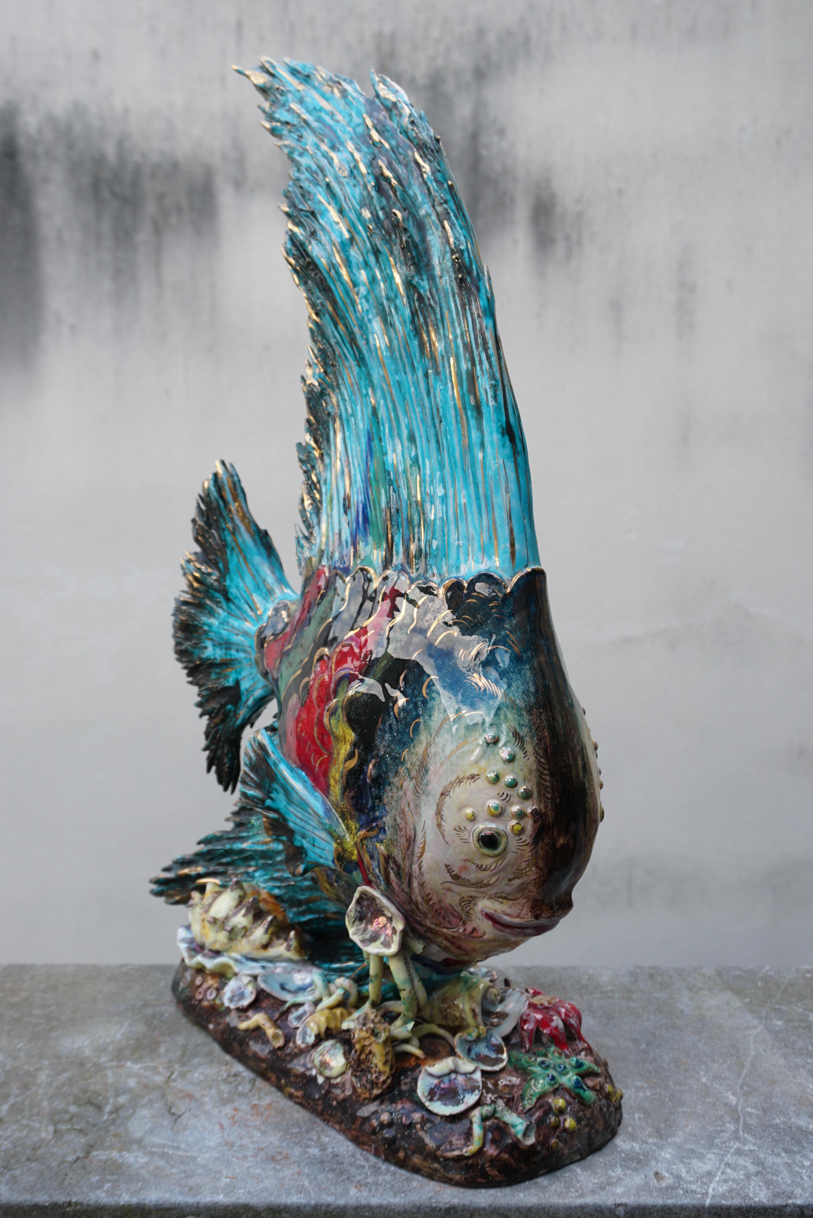 Spectaculaire poisson lune en céramique émaillée du professeur Eugenio Pattarino pour Marbro. La figure de poisson irisé et émaillé polychrome mesure à elle seule 23