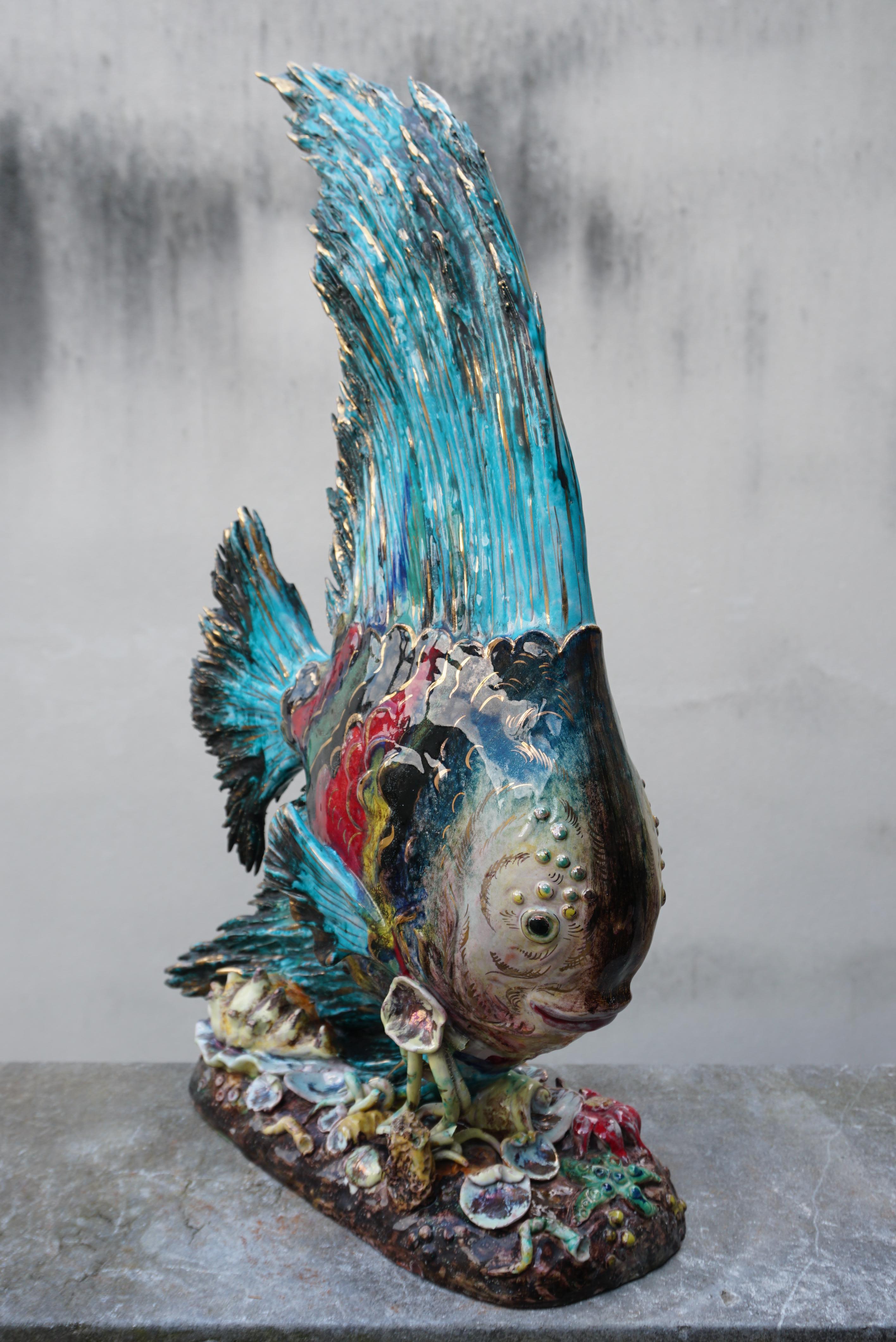 Spettacolare pesce luna in ceramica smaltata del Professore Eugenio Pattarino per Marbro. La figura del pesce smaltato in policromia iridescente da sola è alta 23 pollici. Marcato 