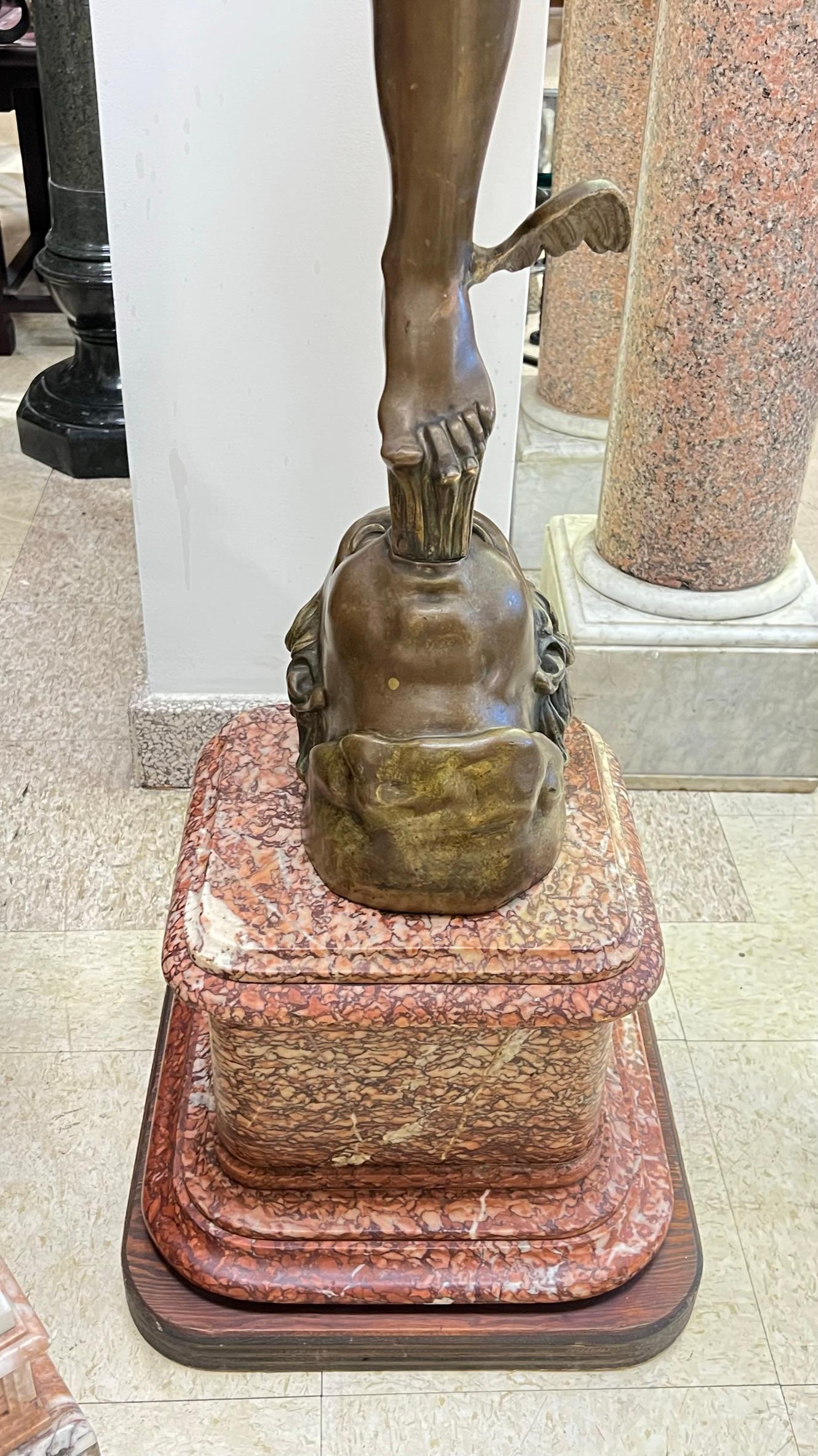 Sculpture monumentale en bronze du Grand Tour d'Italie représentant Mercure, finement coulée d'après le modèle original de Jean de Bologne (1529-1608), également connu sous le nom de Giambologna, montée sur une base carrée en marbre blanc/rouge