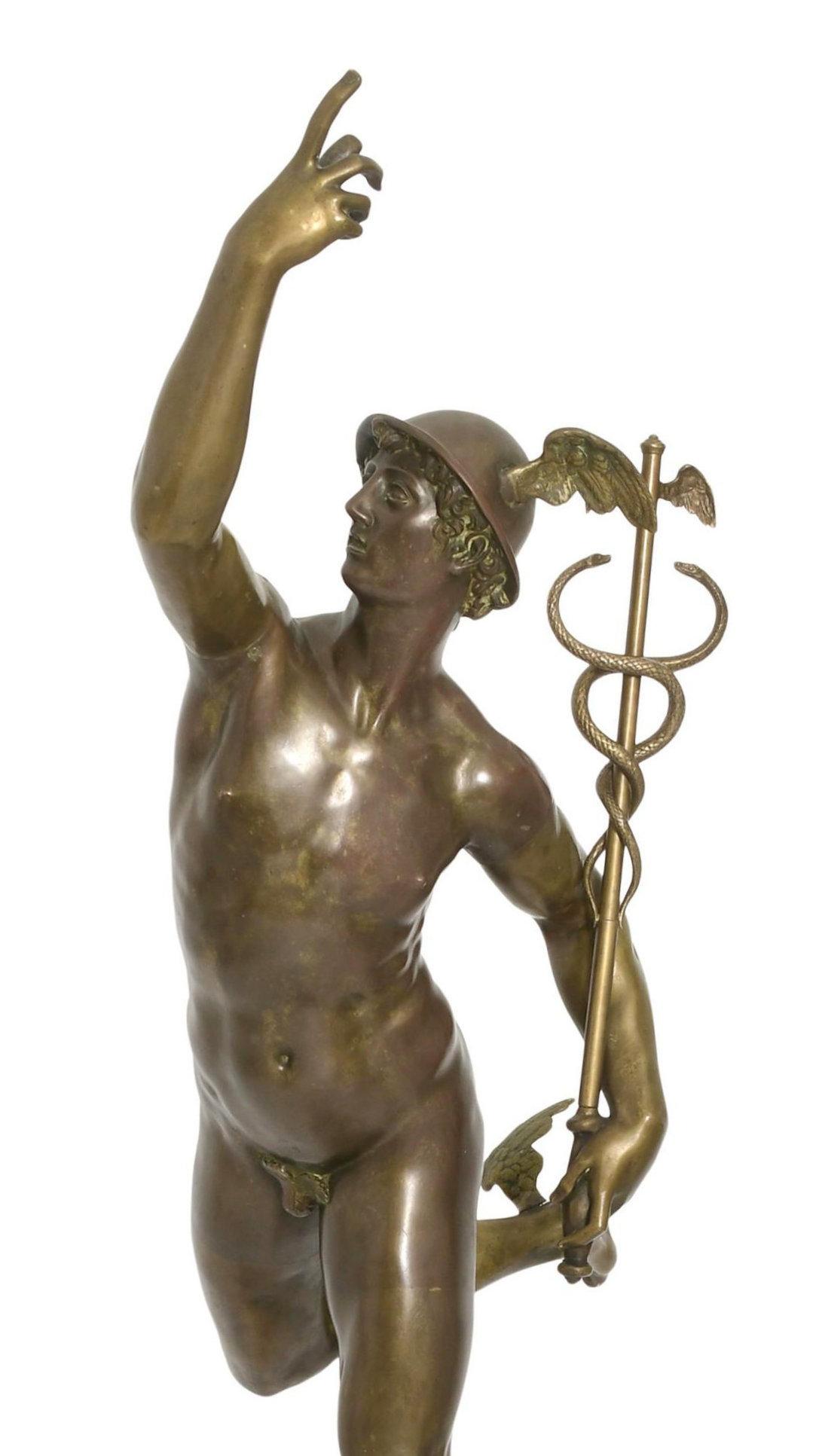 Monumentale scultura in bronzo di Mercurio del Grand Tour italiano, finemente fusa secondo il modello originale di Jean de Bologne (1529-1608), noto anche come Giambologna, montata su una base quadrata in marmo bianco/rosso variegato e legno.  Con i
