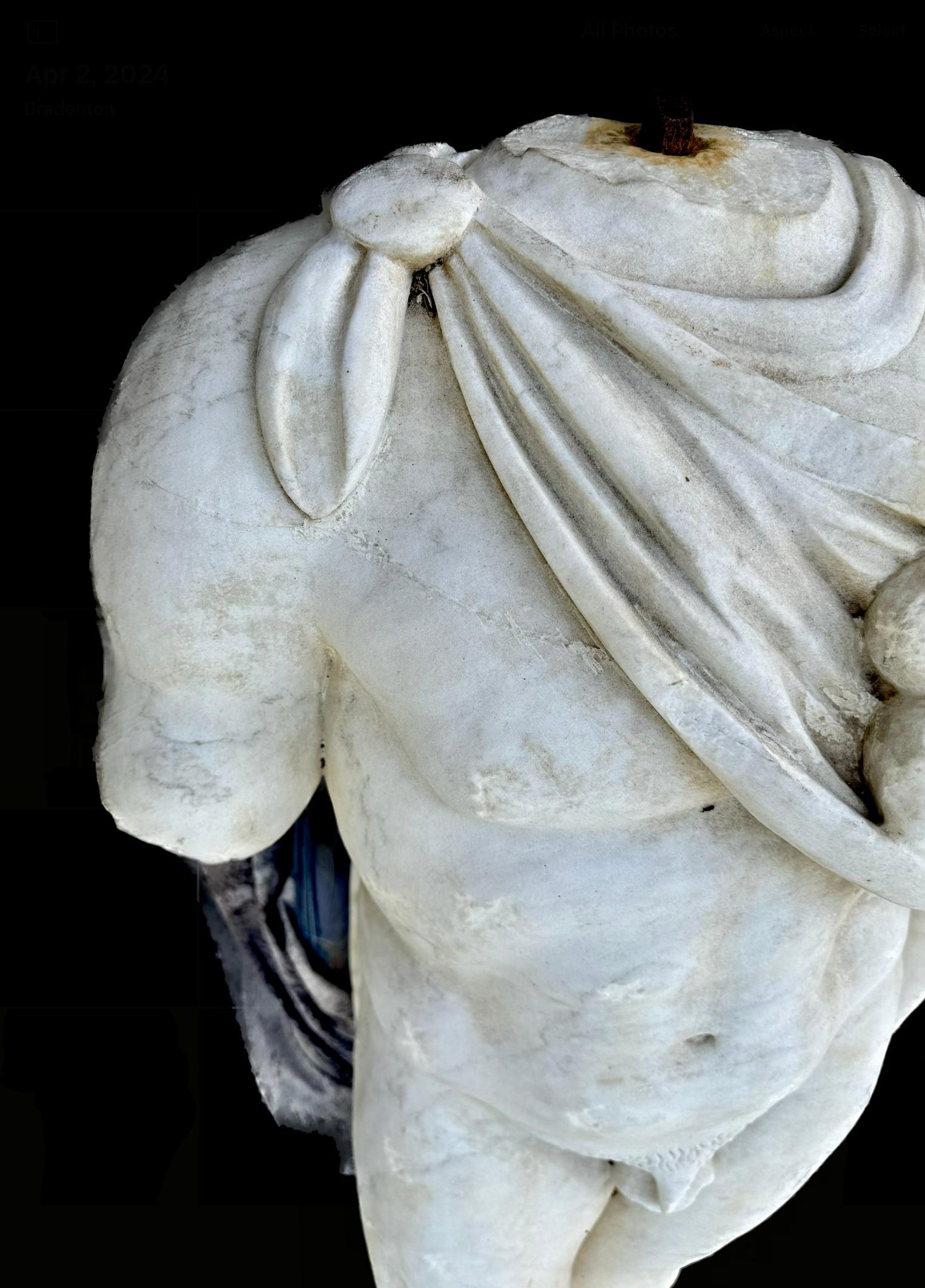 Größere als lebensgroße Marmorskulptur eines römischen männlichen Torsos im Angebot 7