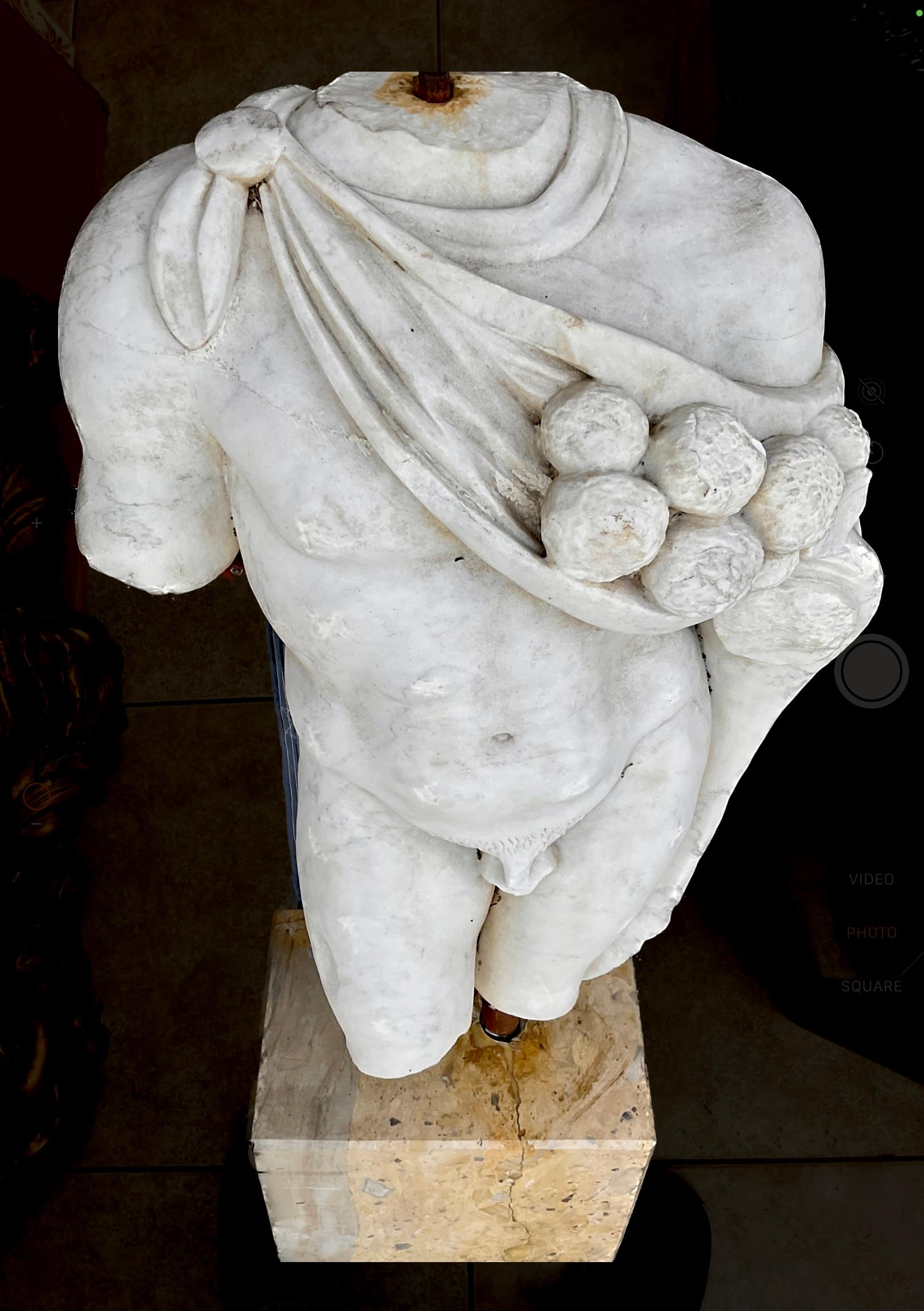 Größere als lebensgroße Marmorskulptur eines römischen männlichen Torsos im Angebot 8