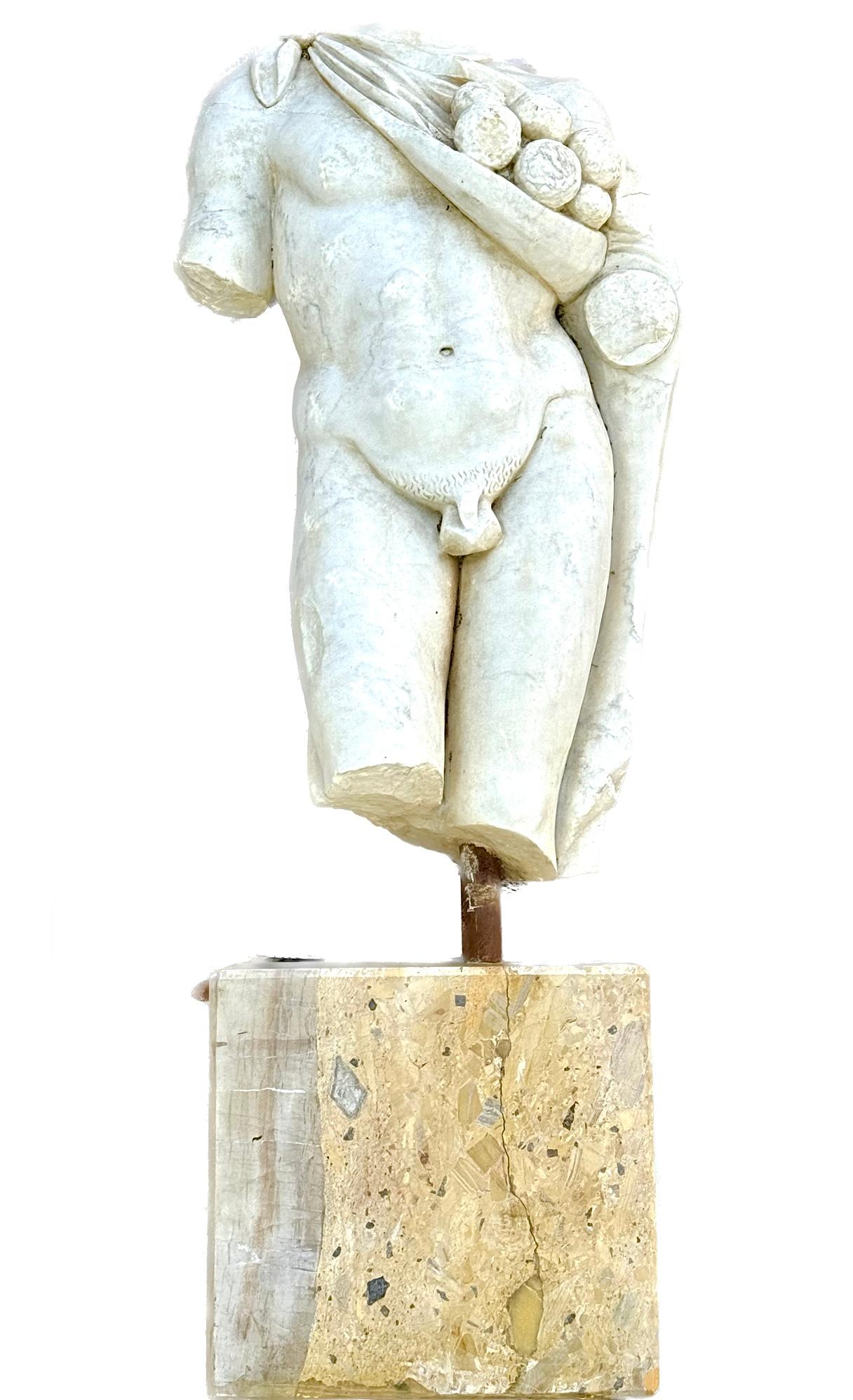 Antike römische Marmorskulptur eines drapierten römischen männlichen Torsos, montiert.  Die Skulptur ist rund geschnitzt und steht auf einem späteren Marmorsockel. Die Abmessungen der römischen Figur allein sind 37 