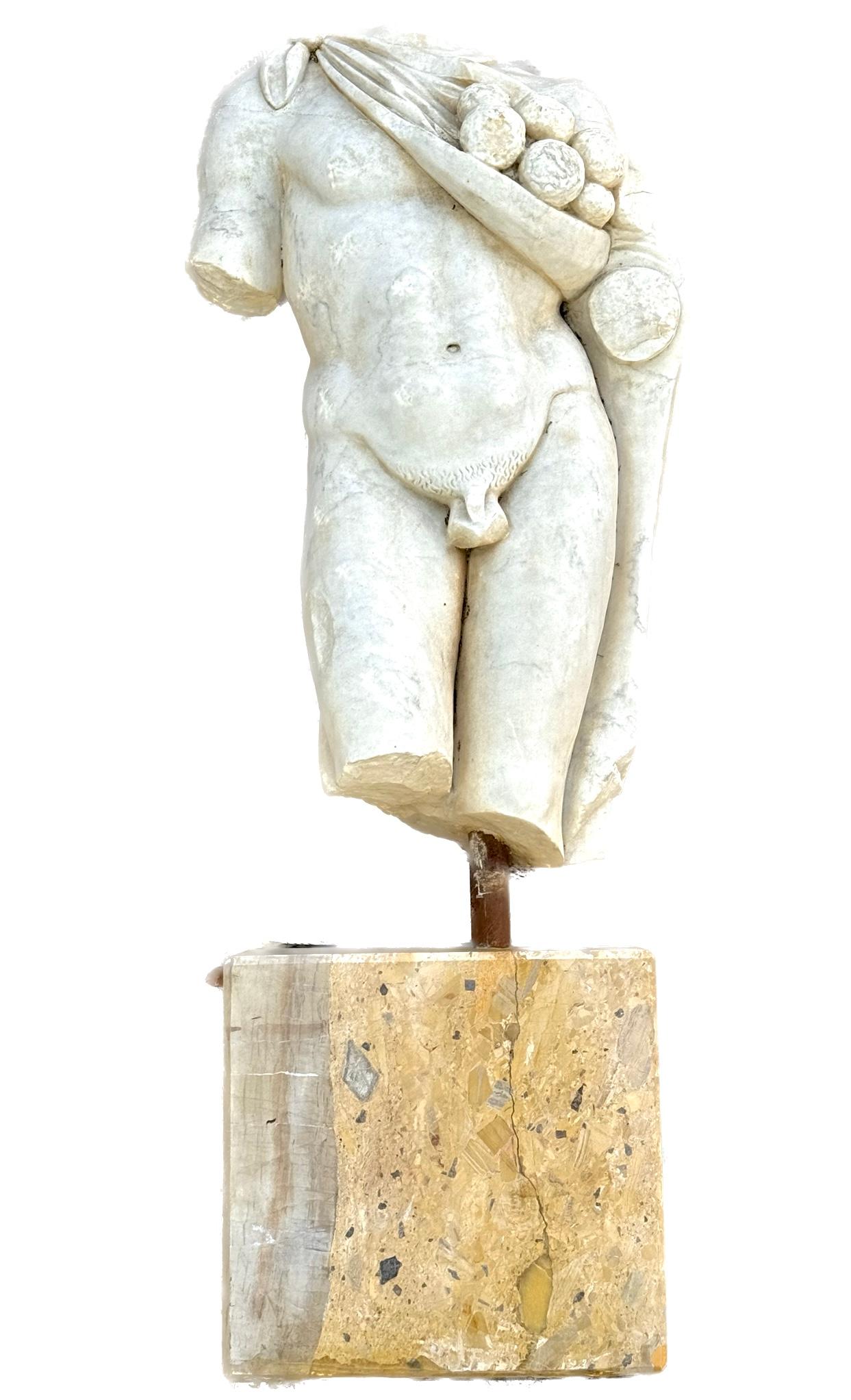 Größere als lebensgroße Marmorskulptur eines römischen männlichen Torsos (Griechisch-römisch) im Angebot