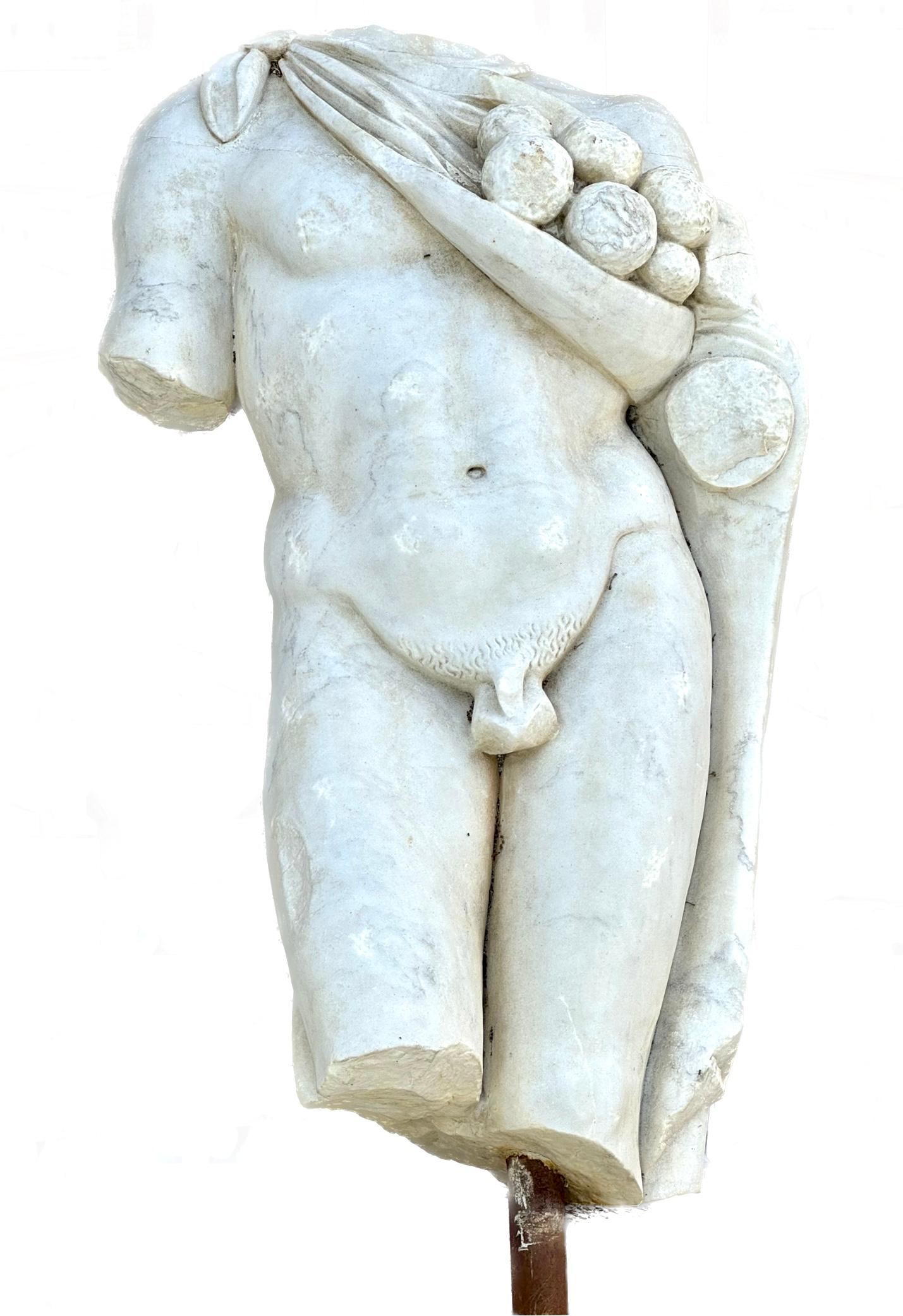 Größere als lebensgroße Marmorskulptur eines römischen männlichen Torsos (Italienisch) im Angebot