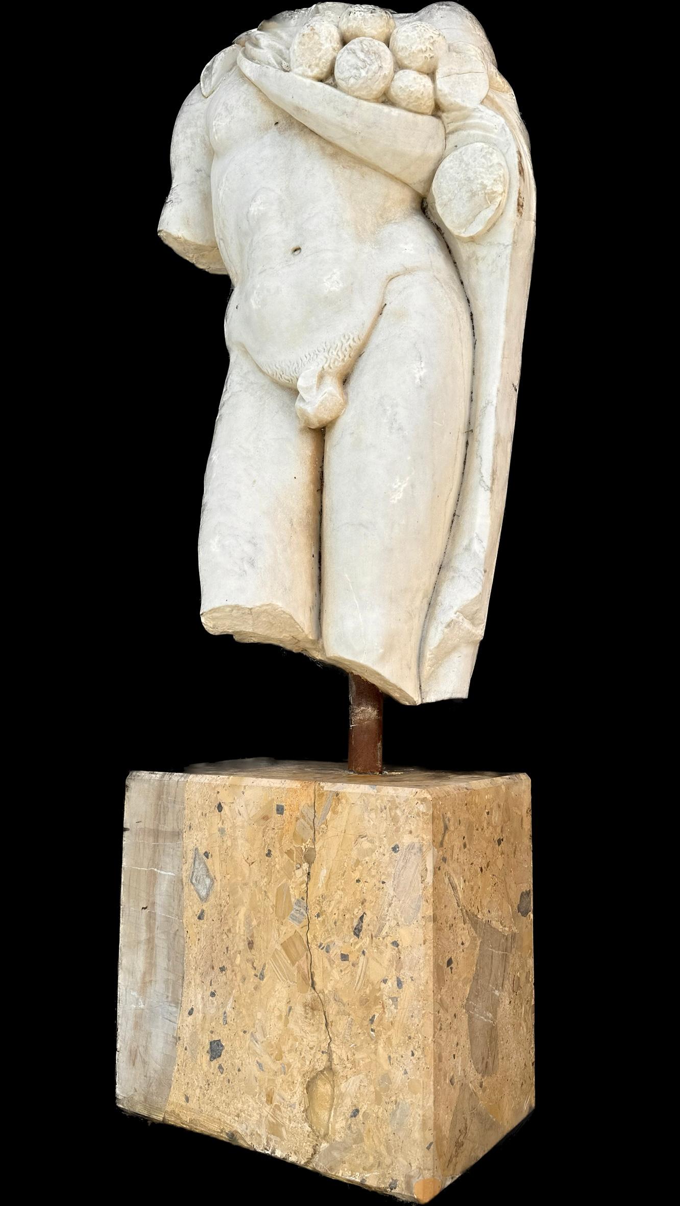 Größere als lebensgroße Marmorskulptur eines römischen männlichen Torsos im Zustand „Gut“ im Angebot in Bradenton, FL