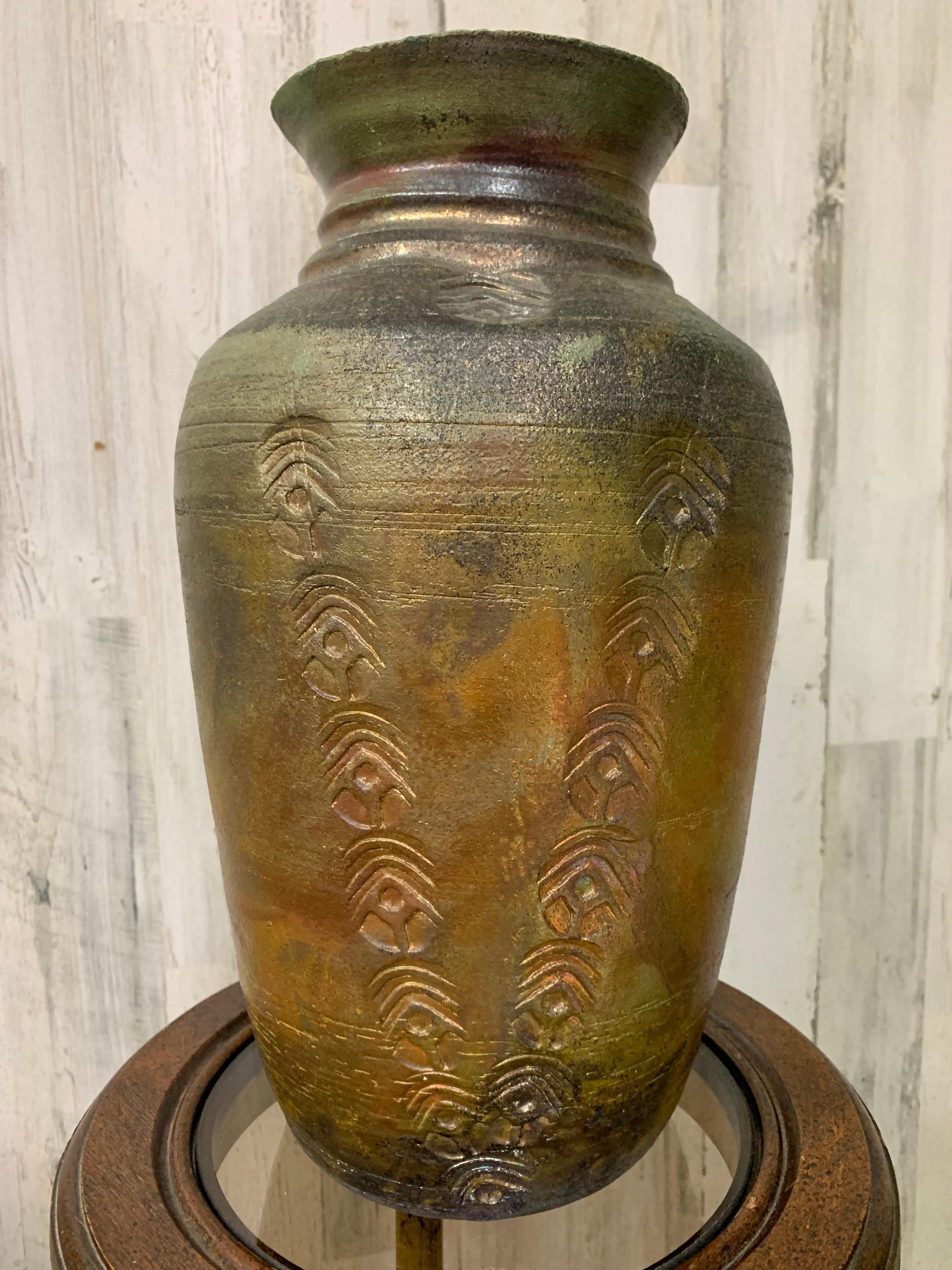 Grande vaso cotto al raku di Fernande Beland del Canada Molteplici colori: oro, verde, ambra e carbone. 
L'iridescenza dello smalto lascia senza fiato, perché i colori cambiano a seconda della luce.
Il raku è una tecnica di ceramica giapponese che