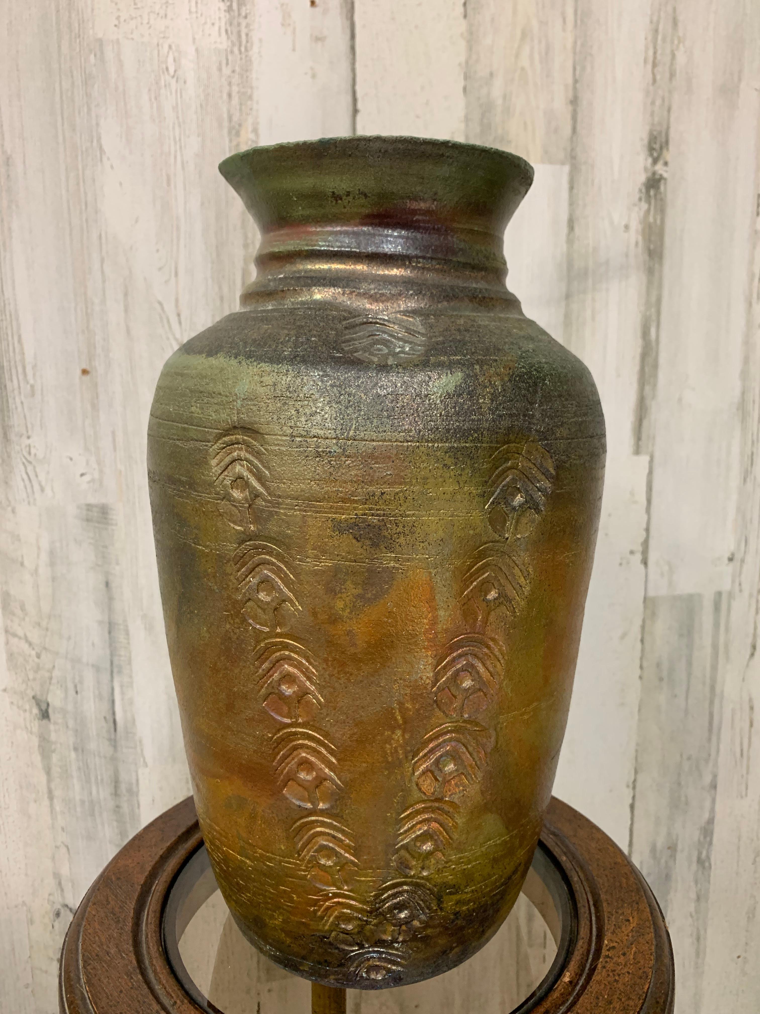Canadese Grande vaso cotto in Raku di Fernande Beland in vendita