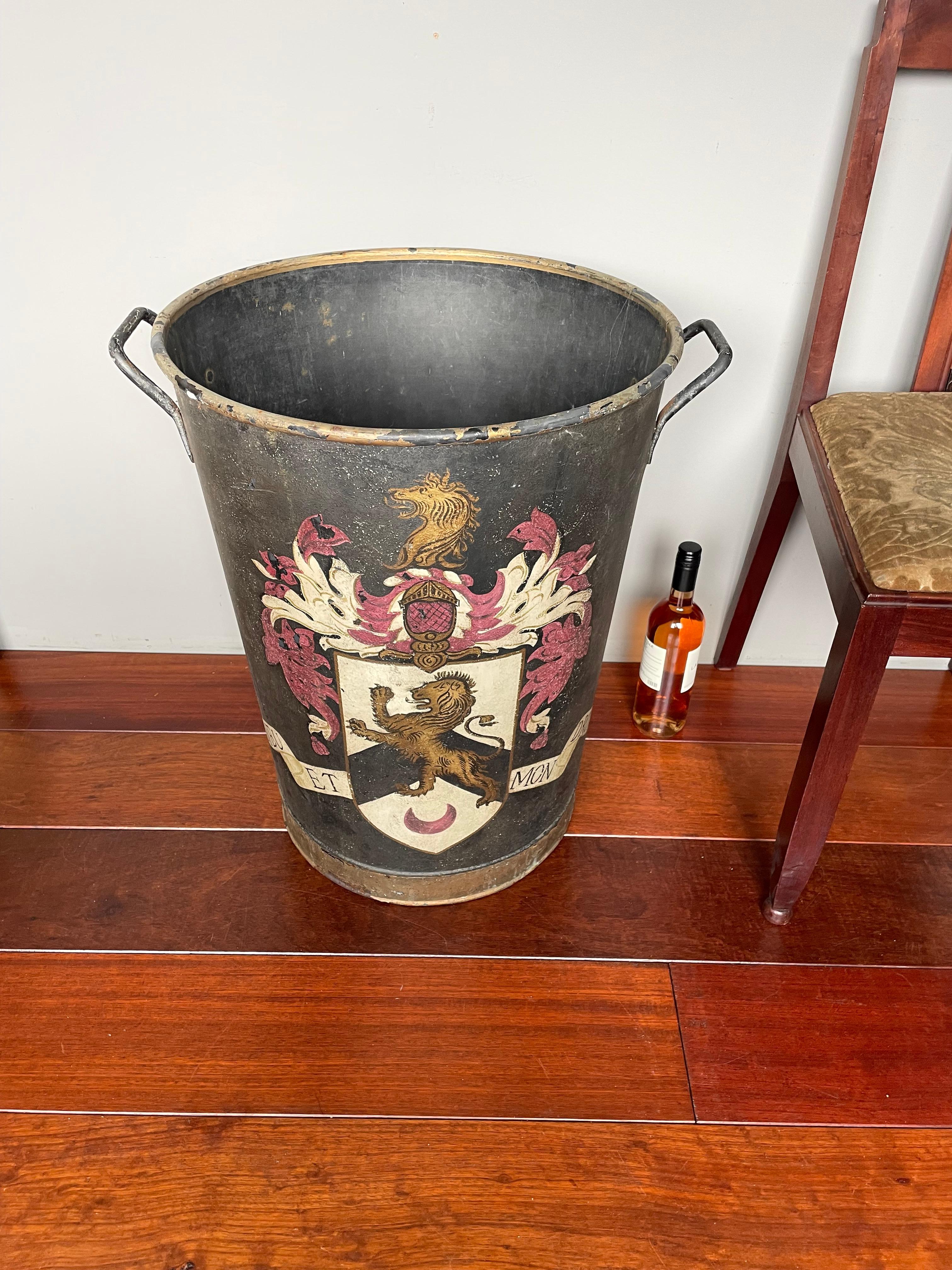 Largest Antique Firewood Bucket / Planter with British Crest 'God and My Right' In Good Condition In Lisse, NL