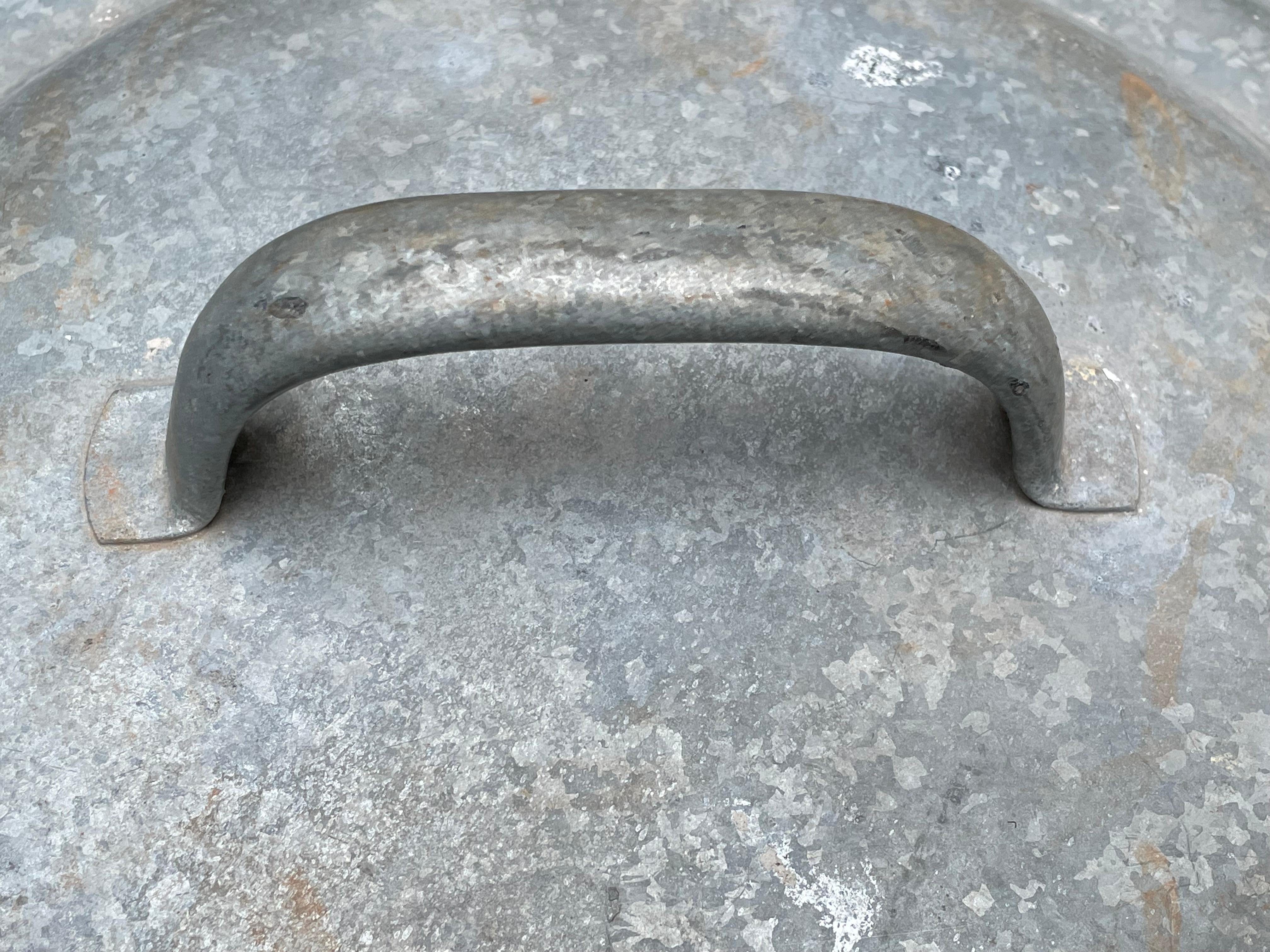 Feuerholzkübel / Pflanzgefäß mit größter antiker Galvanisierung aus Kupfer und geschmiedetem Eisen Deckel im Angebot 3