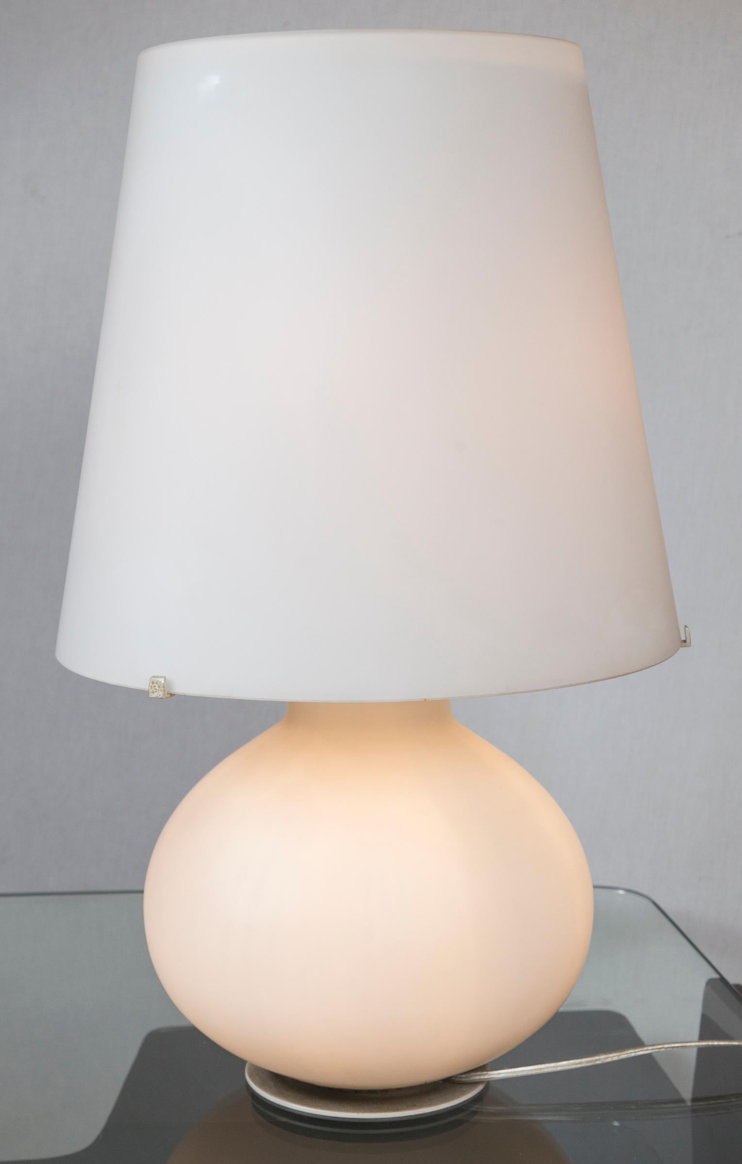 Period single lamp in a satin white blown glass by Max Ingrand for Fontana Arte, with three lighting elements, one placed in the base of the lamp and two placed in the shade and as uplight
largest table lamp model 1853 of three sizes made in