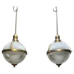 Plus grande paire de lampes suspendues en bronze et verre de style Art Déco, style Holophane