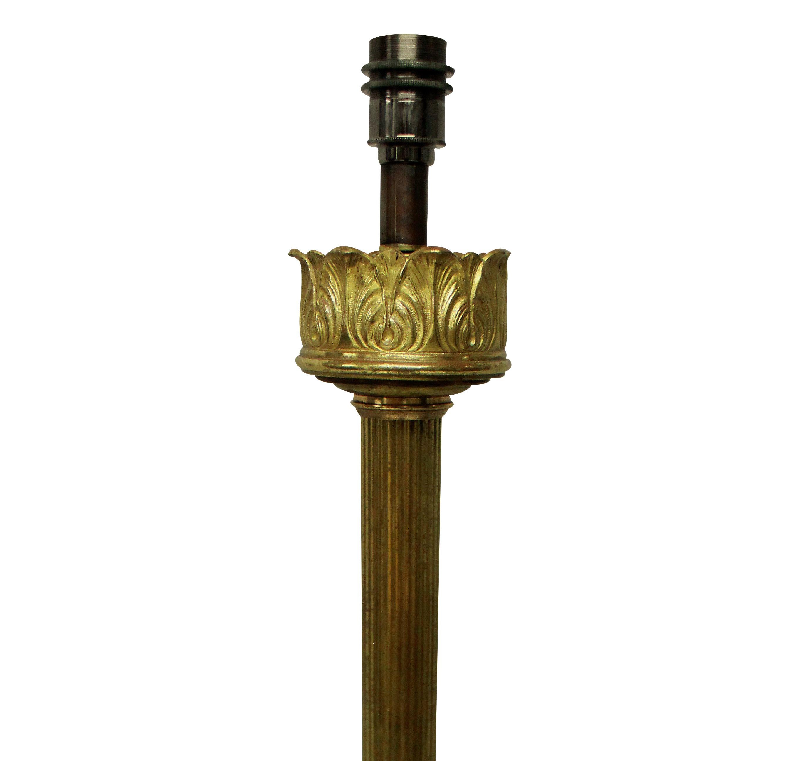 Une grande lampe anglaise à colonne cannelée en bronze doré, autrefois pour le pétrole, maintenant électrifiée.