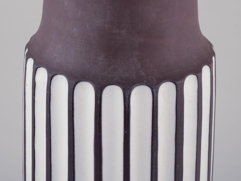 Larholm, Norway. Ceramic floor vase. Modernist design with vertical lines. In Good Condition For Sale In København, Copenhagen